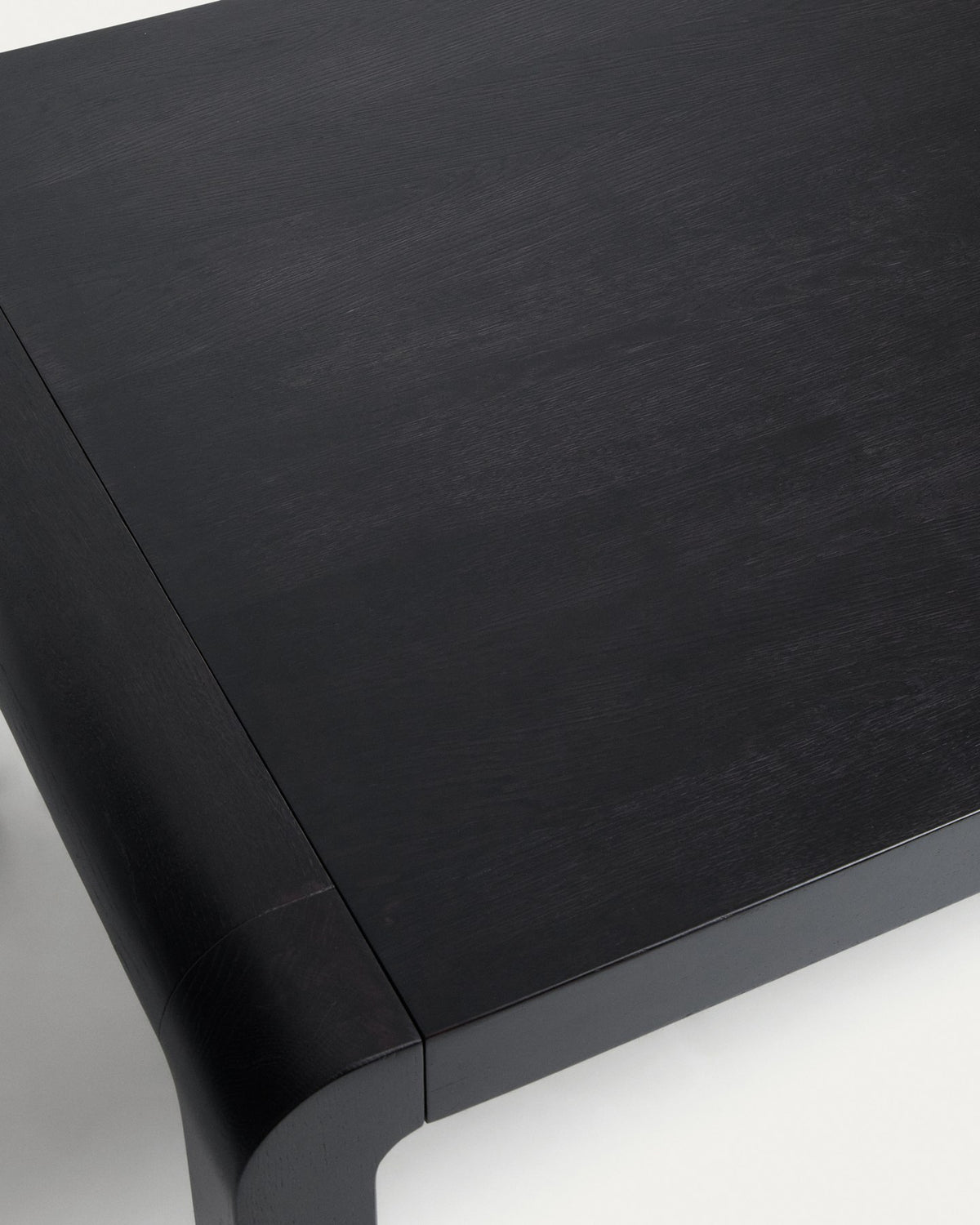 Schwarzer Ausziehtisch aus massivem Eichenholz mit ebonisiertem Finish, rechteckige Tischplatte und Beine mit Gummipolstern und Rollen.
