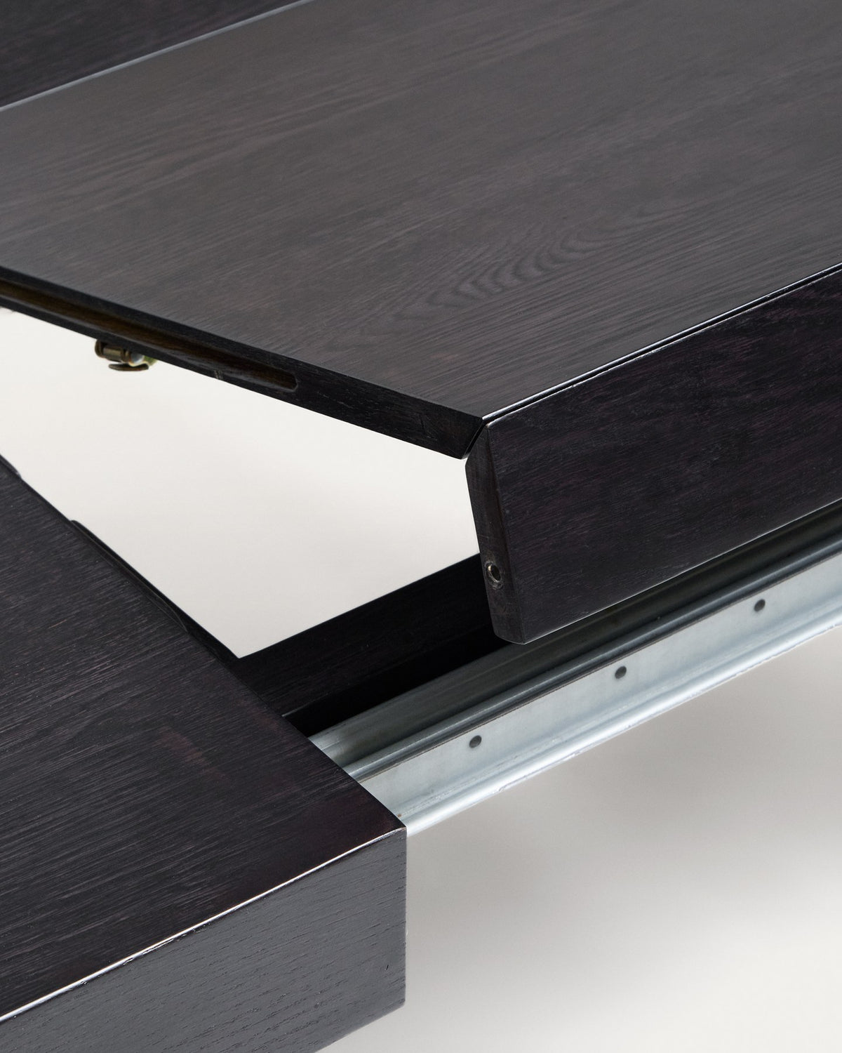 Schwarzer Ausziehtisch aus massivem Eichenholz mit ebonisiertem Finish, rechteckige Tischplatte, Beine mit Rollen auf einer Seite.