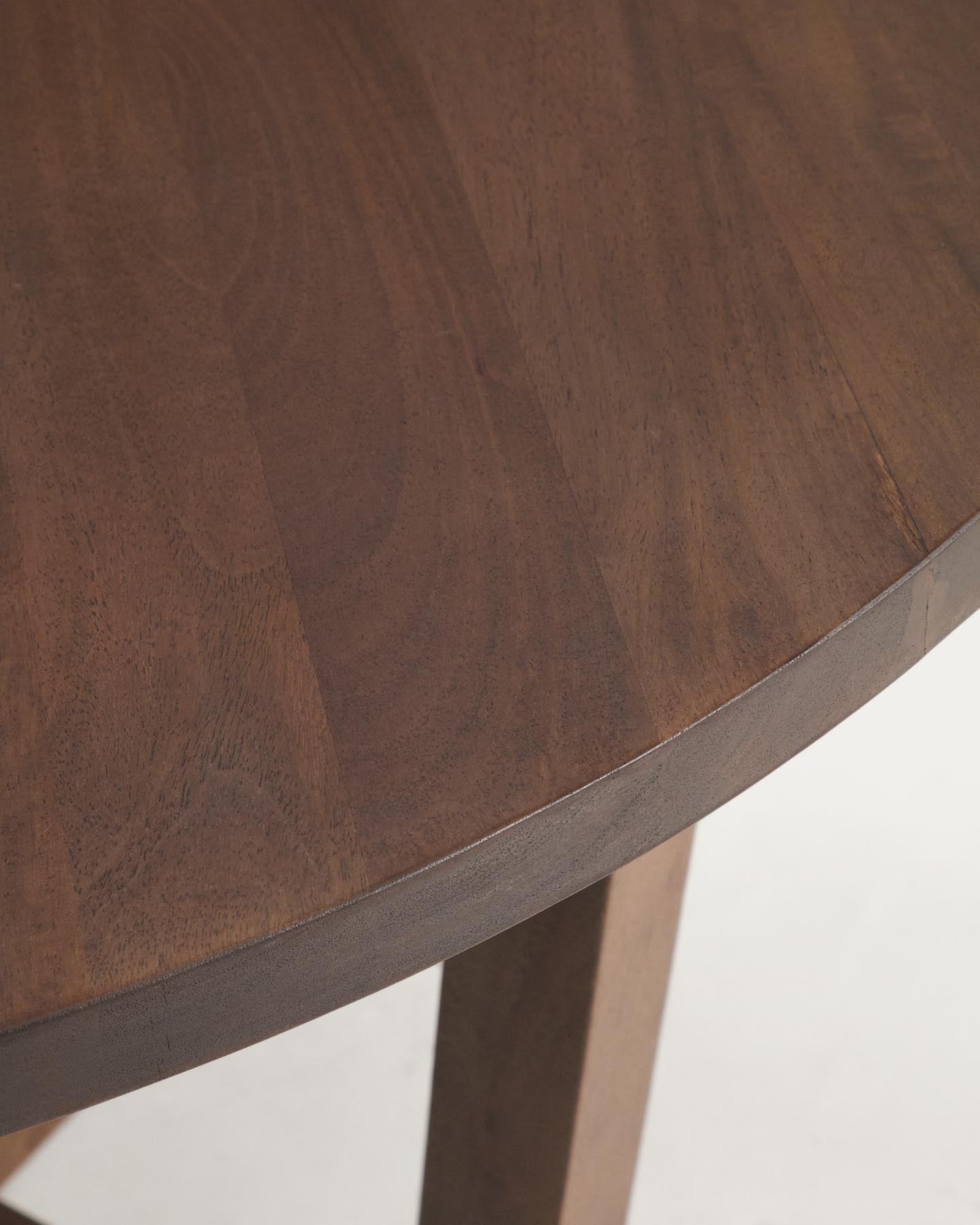 Runder Tisch Nahla aus massivem Mangoholz mit Nussbaumfinish, Ø 90 cm, FSC 100 % in Dunkelbraun präsentiert im Onlineshop von KAQTU Design AG. Esstisch ist von Kave Home
