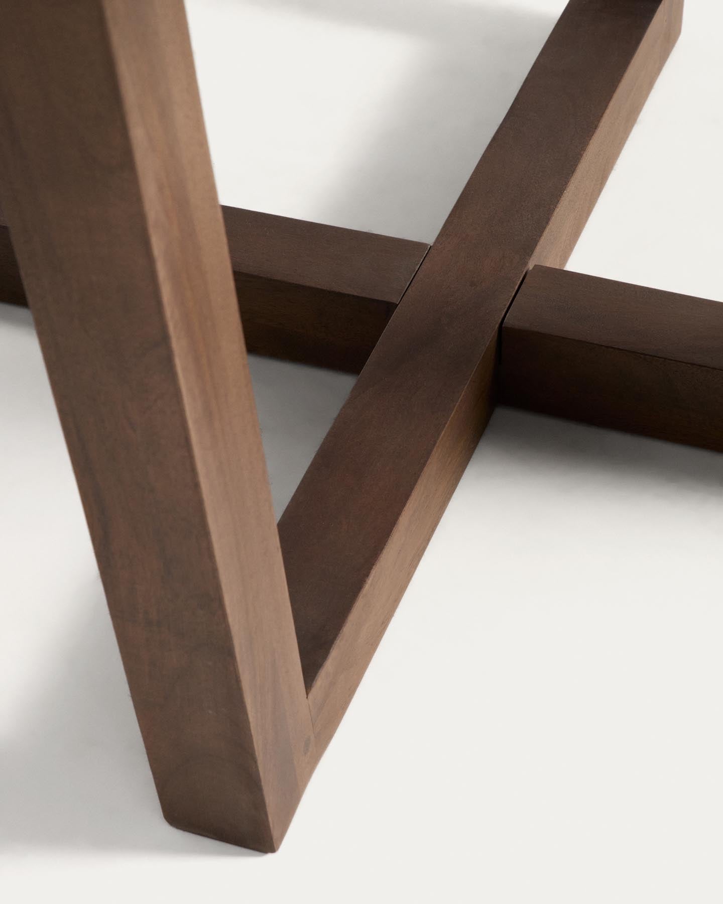 Runder Tisch Nahla aus massivem Mangoholz mit Nussbaumfinish, Ø 120 cm, FSC 100 % in Dunkelbraun präsentiert im Onlineshop von KAQTU Design AG. Esstisch ist von Kave Home