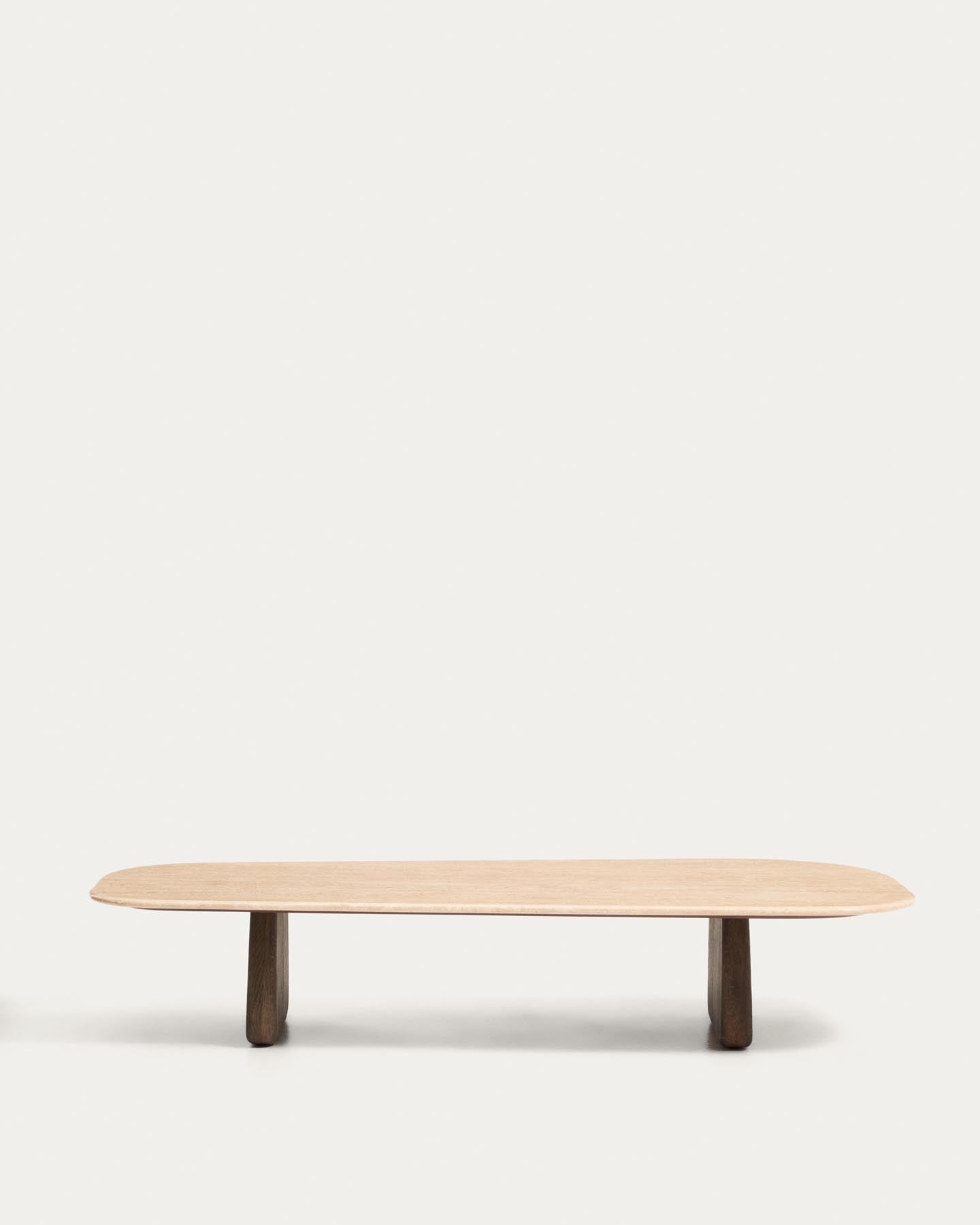 Couchtisch Pirita aus beigem Travertin mit Beinen aus massivem Eichenholz mit dunklem Finish, 147 x 65 cm, FSC 100 % in Beige präsentiert im Onlineshop von KAQTU Design AG. Couchtisch ist von Kave Home
