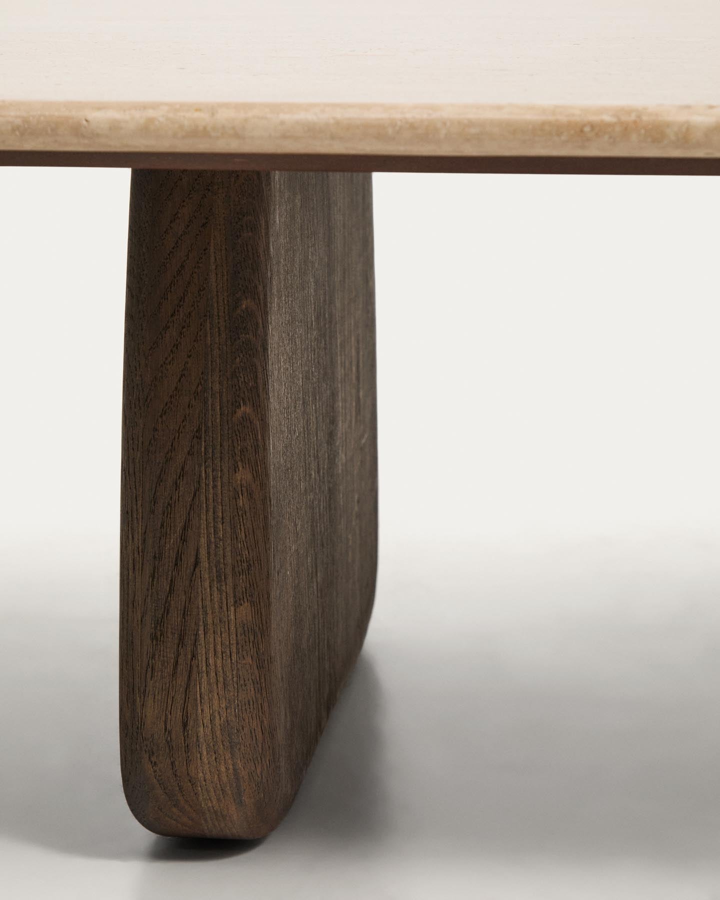 Couchtisch Pirita aus beigem Travertin mit Beinen aus massivem Eichenholz mit dunklem Finish, 147 x 65 cm, FSC 100 % in Beige präsentiert im Onlineshop von KAQTU Design AG. Couchtisch ist von Kave Home