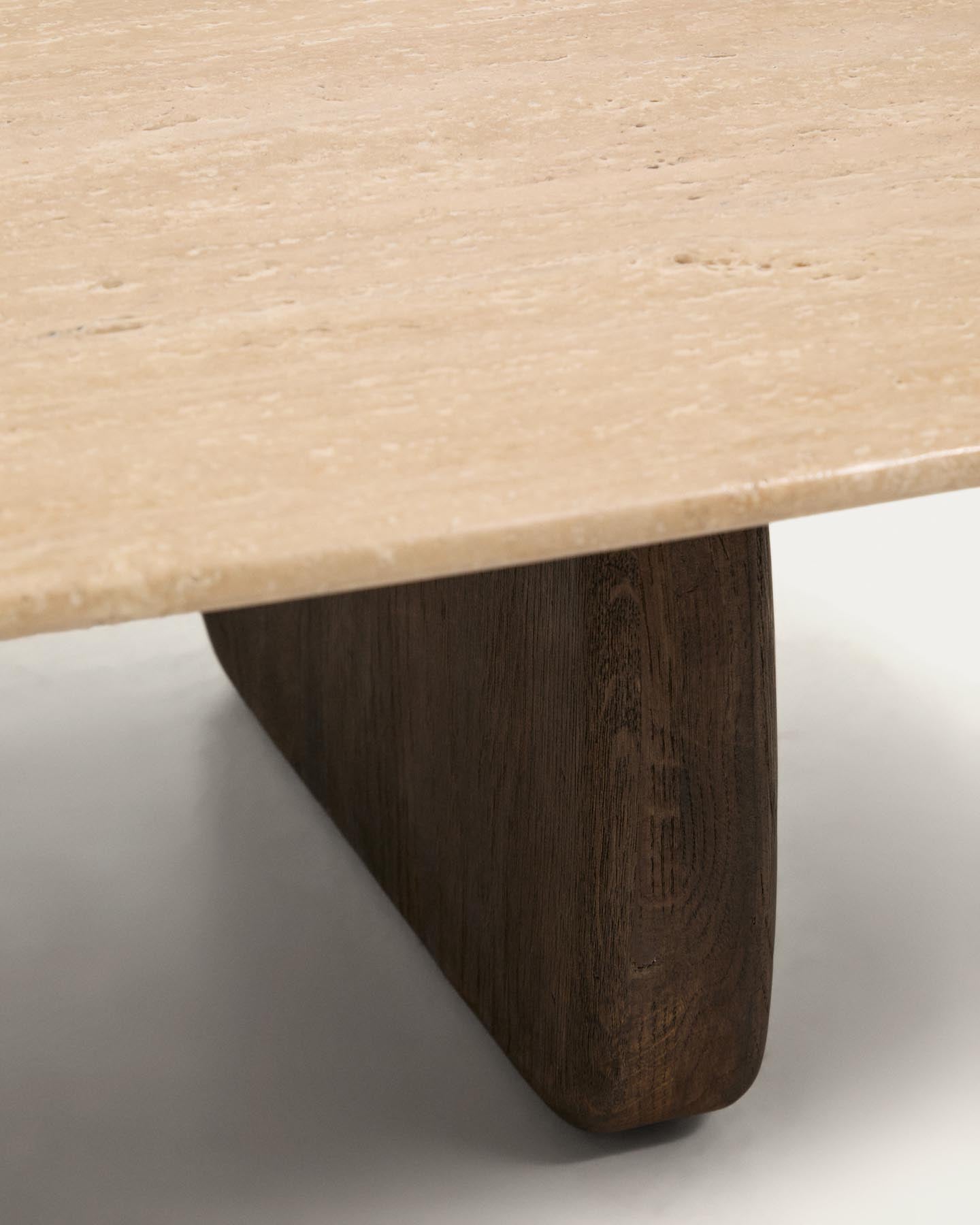 Couchtisch Pirita aus beigem Travertin mit Beinen aus massivem Eichenholz mit dunklem Finish, 147 x 65 cm, FSC 100 % in Beige präsentiert im Onlineshop von KAQTU Design AG. Couchtisch ist von Kave Home