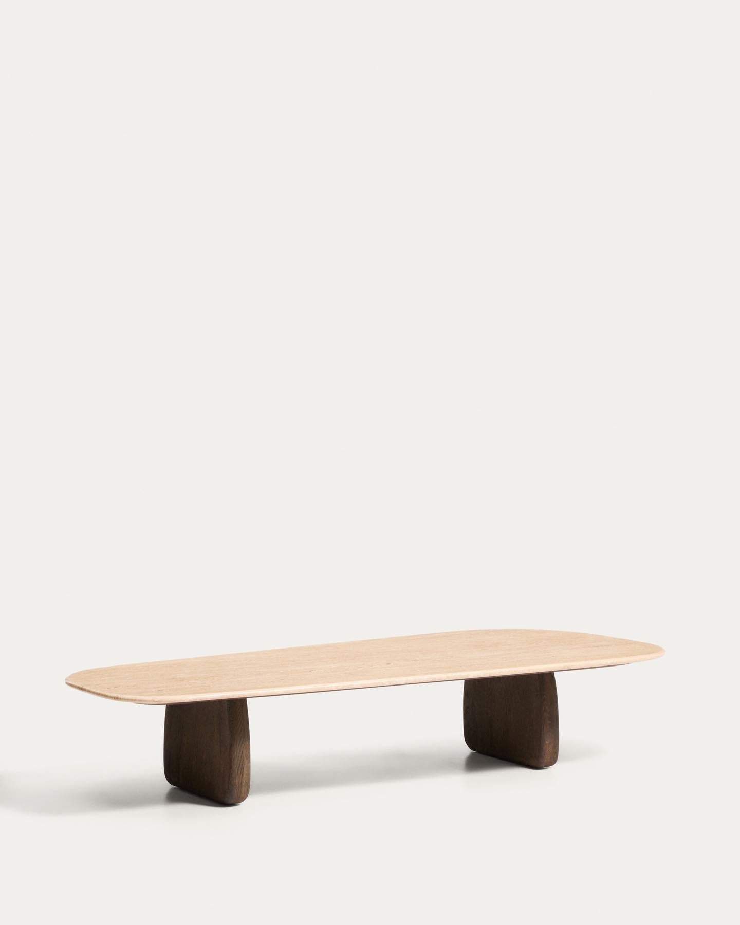 Couchtisch Pirita aus beigem Travertin mit Beinen aus massivem Eichenholz mit dunklem Finish, 147 x 65 cm, FSC 100 % in Beige präsentiert im Onlineshop von KAQTU Design AG. Couchtisch ist von Kave Home