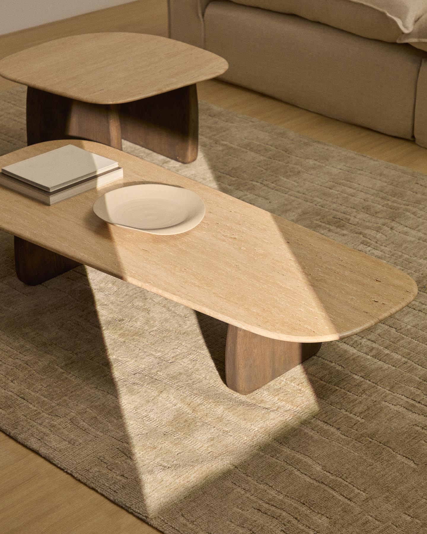 Couchtisch Pirita aus beigem Travertin mit Beinen aus massivem Eichenholz mit dunklem Finish, 147 x 65 cm, FSC 100 % in Beige präsentiert im Onlineshop von KAQTU Design AG. Couchtisch ist von Kave Home
