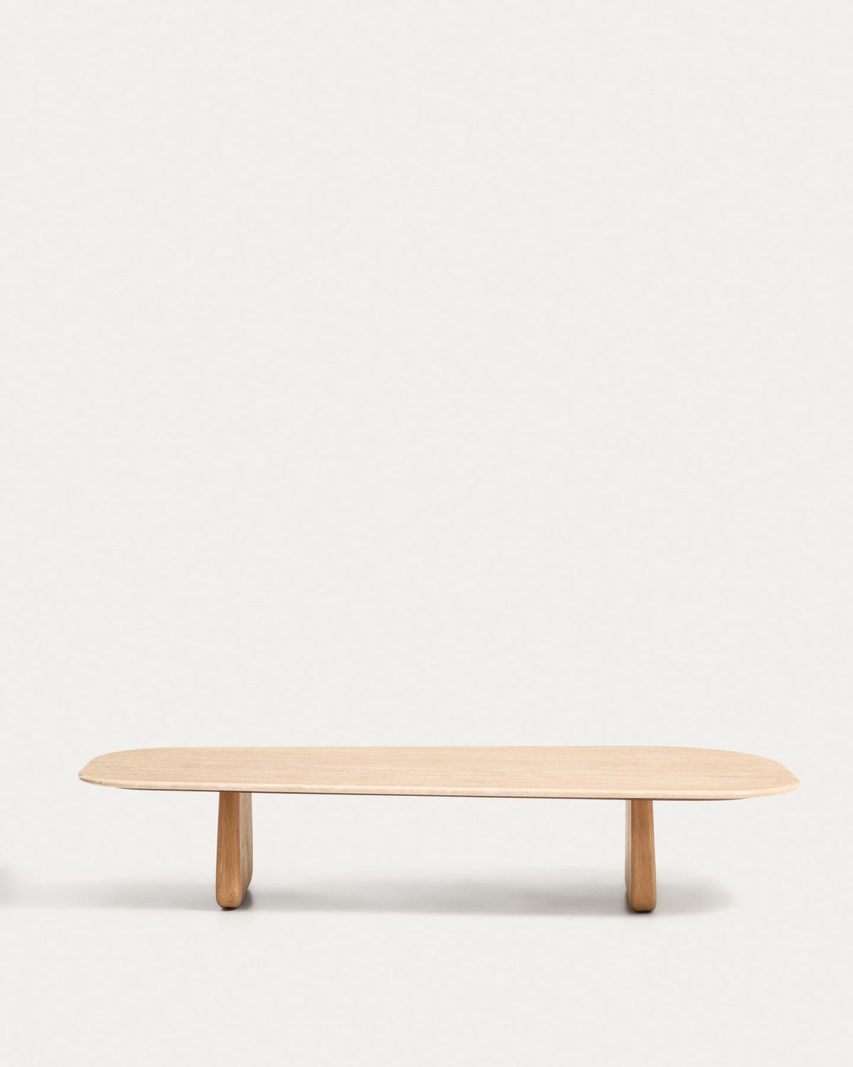 Couchtisch Pirita aus beigem Travertin mit Beinen aus massivem Eichenholz mit naturfarbenem Finish, 147 x 65 cm, FSC 100 % in Beige präsentiert im Onlineshop von KAQTU Design AG. Couchtisch ist von Kave Home