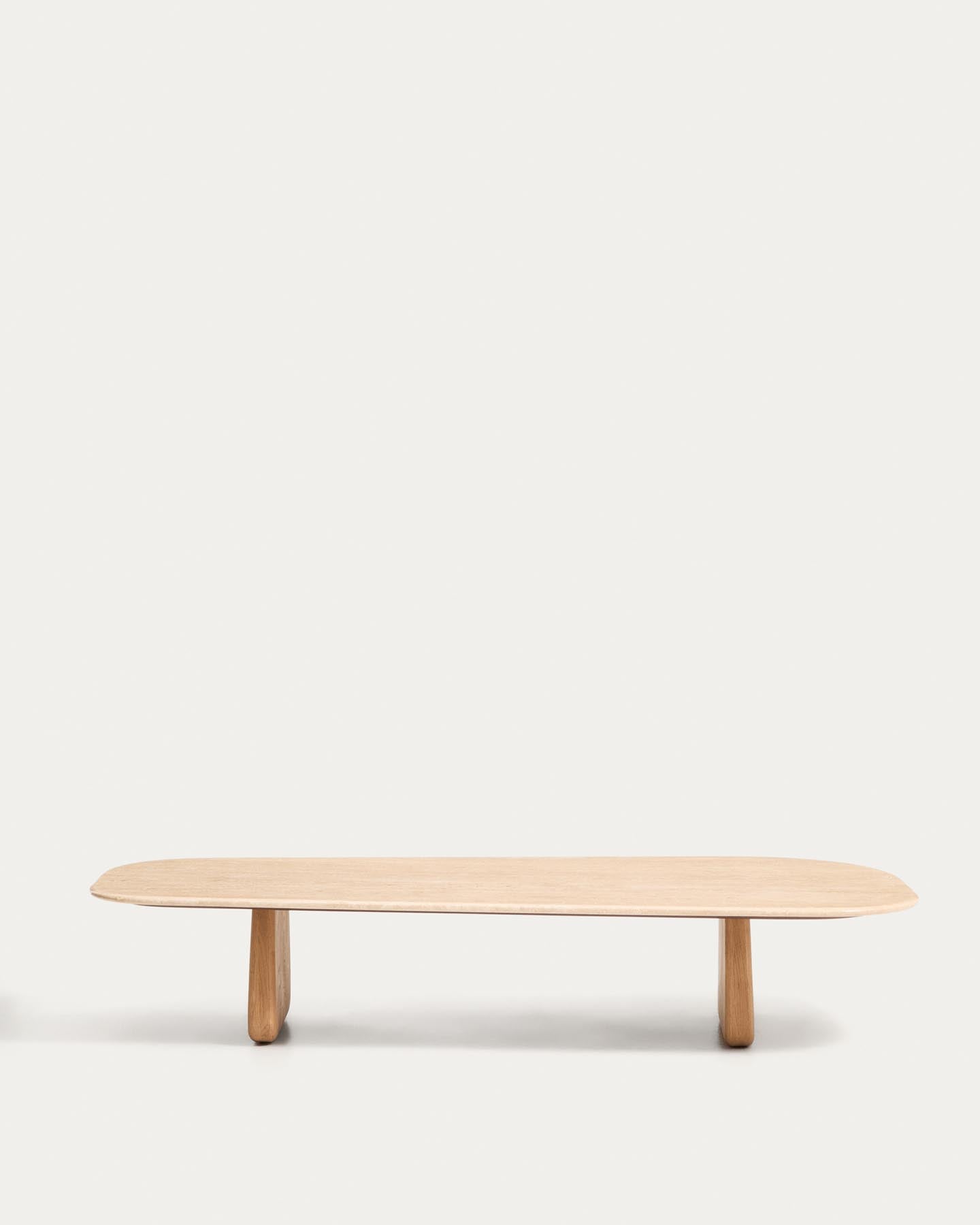 Couchtisch Pirita aus beigem Travertin mit Beinen aus massivem Eichenholz mit naturfarbenem Finish, 147 x 65 cm, FSC 100 % in Beige präsentiert im Onlineshop von KAQTU Design AG. Couchtisch ist von Kave Home