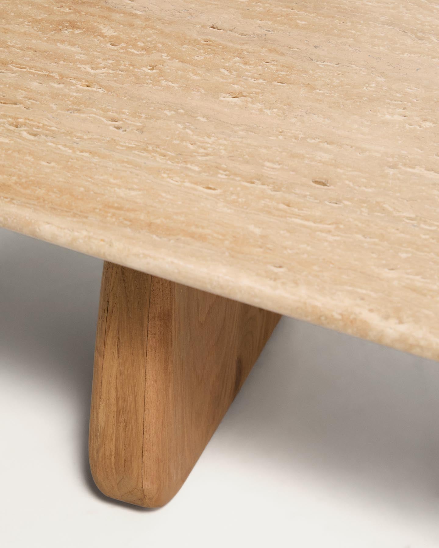 Couchtisch Pirita aus beigem Travertin mit Beinen aus massivem Eichenholz mit naturfarbenem Finish, 147 x 65 cm, FSC 100 % in Beige präsentiert im Onlineshop von KAQTU Design AG. Couchtisch ist von Kave Home