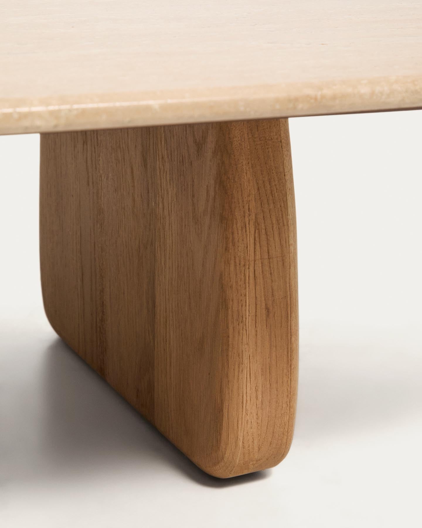 Couchtisch Pirita aus beigem Travertin mit Beinen aus massivem Eichenholz mit naturfarbenem Finish, 147 x 65 cm, FSC 100 % in Beige präsentiert im Onlineshop von KAQTU Design AG. Couchtisch ist von Kave Home