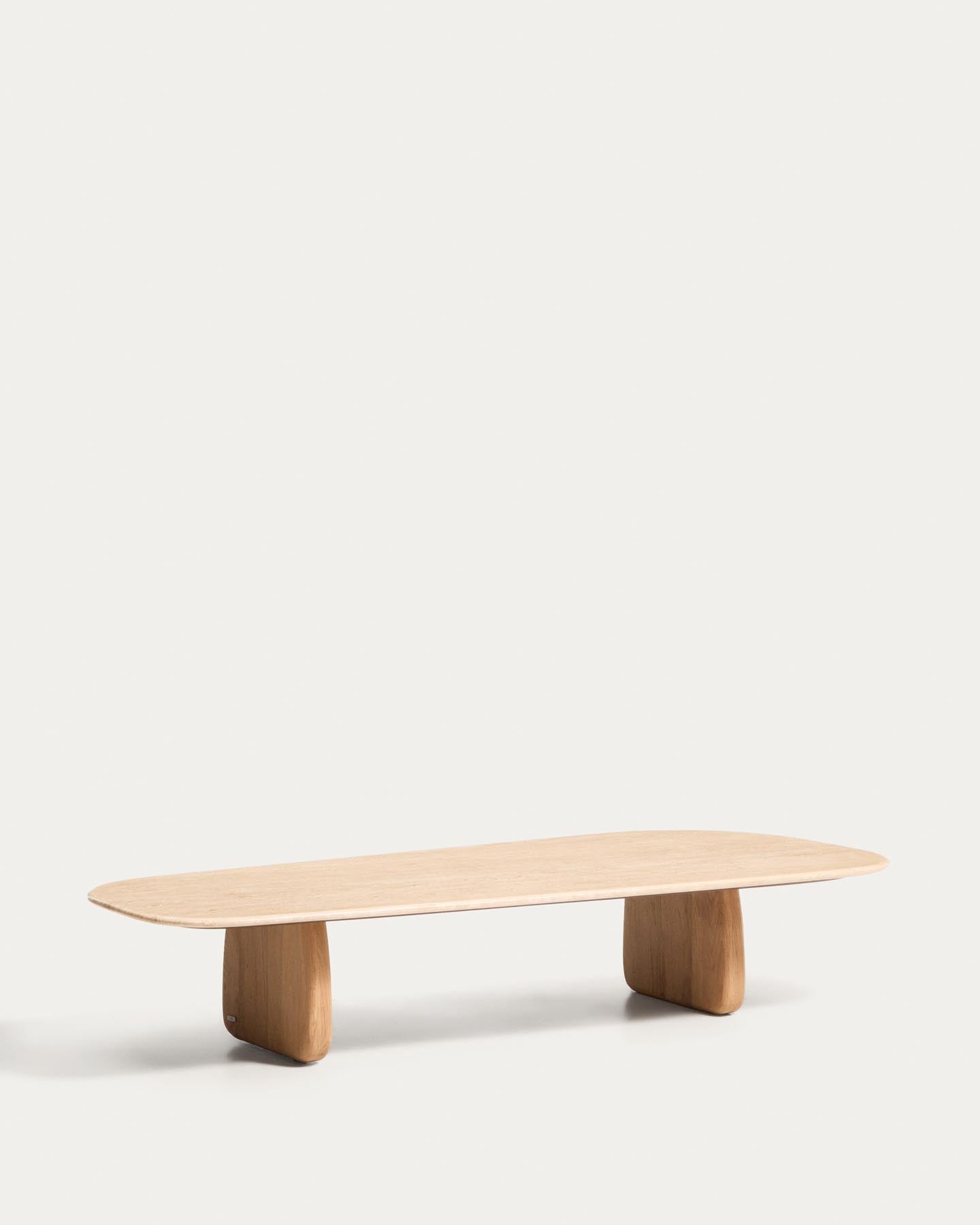 Couchtisch Pirita aus beigem Travertin mit Beinen aus massivem Eichenholz mit naturfarbenem Finish, 147 x 65 cm, FSC 100 % in Beige präsentiert im Onlineshop von KAQTU Design AG. Couchtisch ist von Kave Home