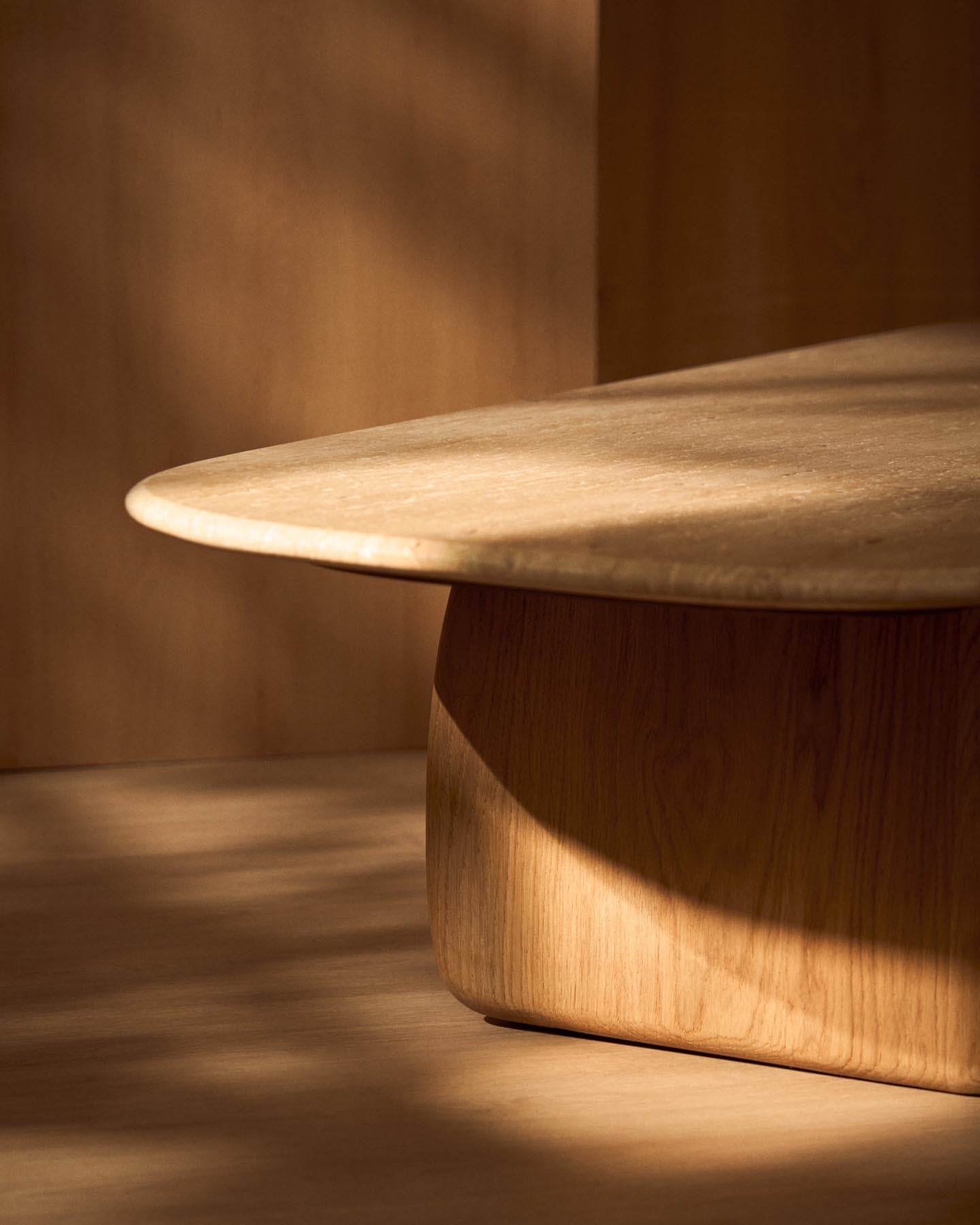 Couchtisch Pirita aus beigem Travertin mit Beinen aus massivem Eichenholz mit naturfarbenem Finish, 147 x 65 cm, FSC 100 % in Beige präsentiert im Onlineshop von KAQTU Design AG. Couchtisch ist von Kave Home