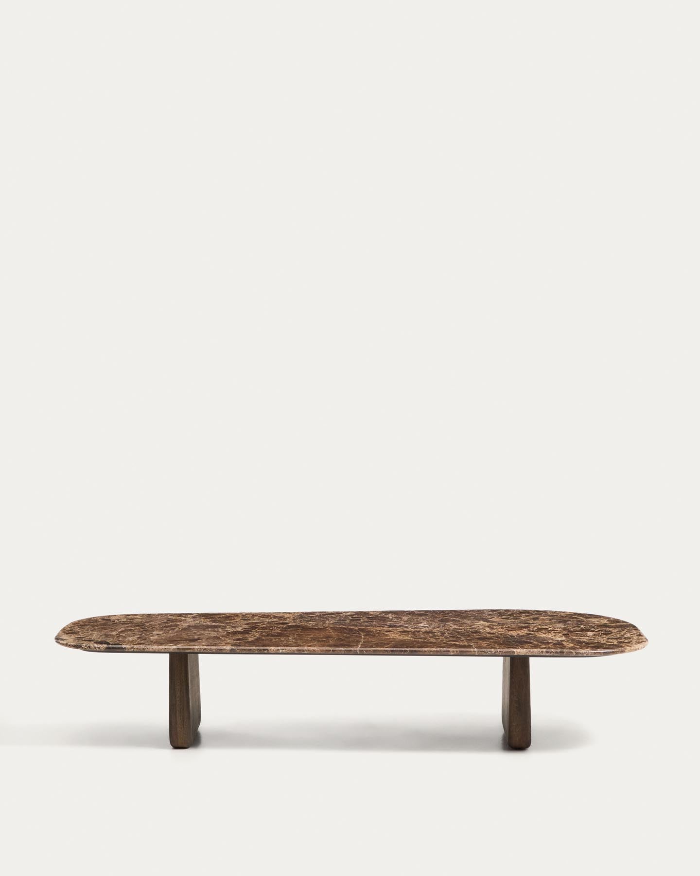 Couchtisch Pirita aus braunem Marmor mit Beinen aus massivem Eichenholz mit dunklem Finish, 147 x 65 cm, FSC 100 % in Braun präsentiert im Onlineshop von KAQTU Design AG. Couchtisch ist von Kave Home