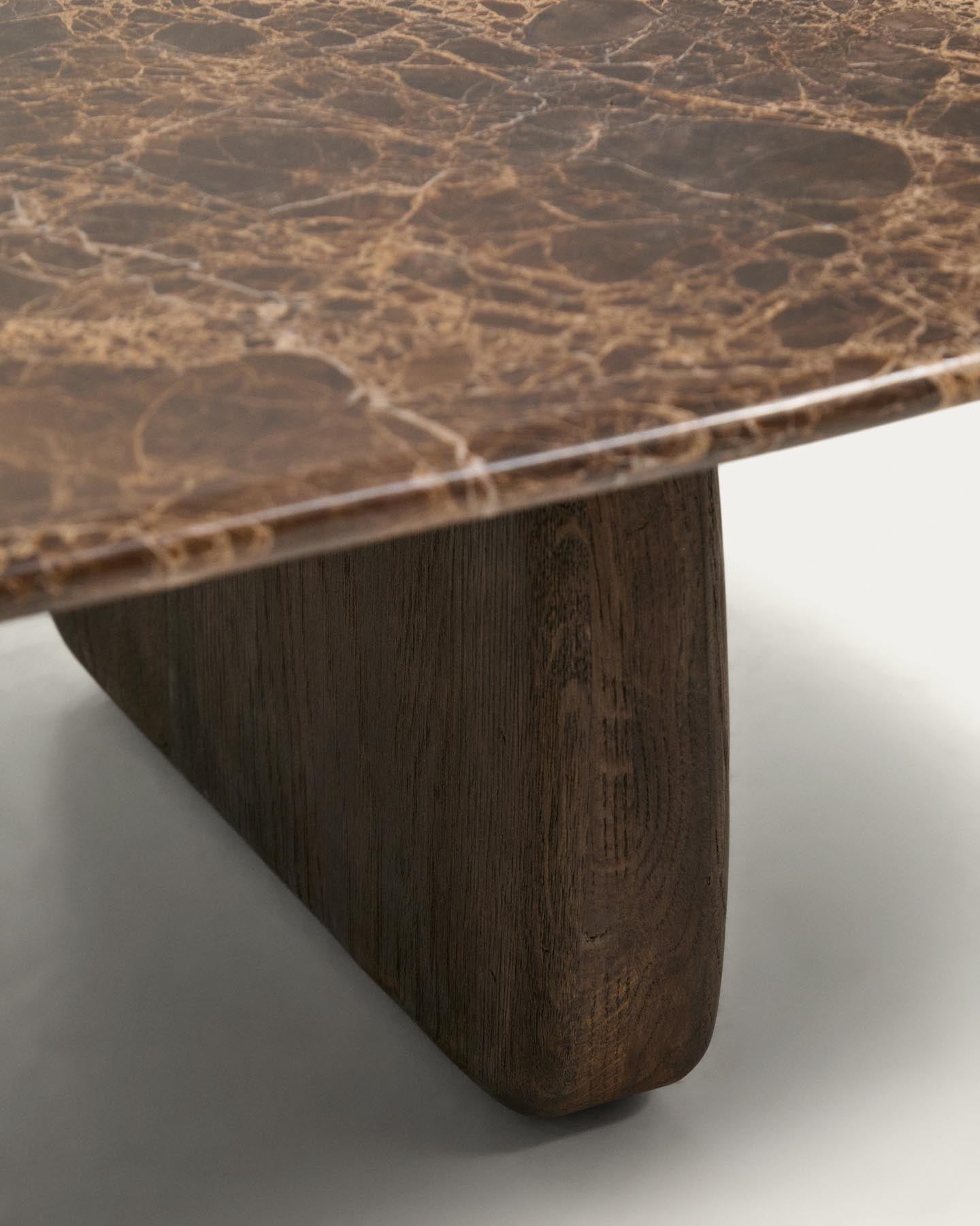 Couchtisch Pirita aus braunem Marmor mit Beinen aus massivem Eichenholz mit dunklem Finish, 147 x 65 cm, FSC 100 % in Braun präsentiert im Onlineshop von KAQTU Design AG. Couchtisch ist von Kave Home