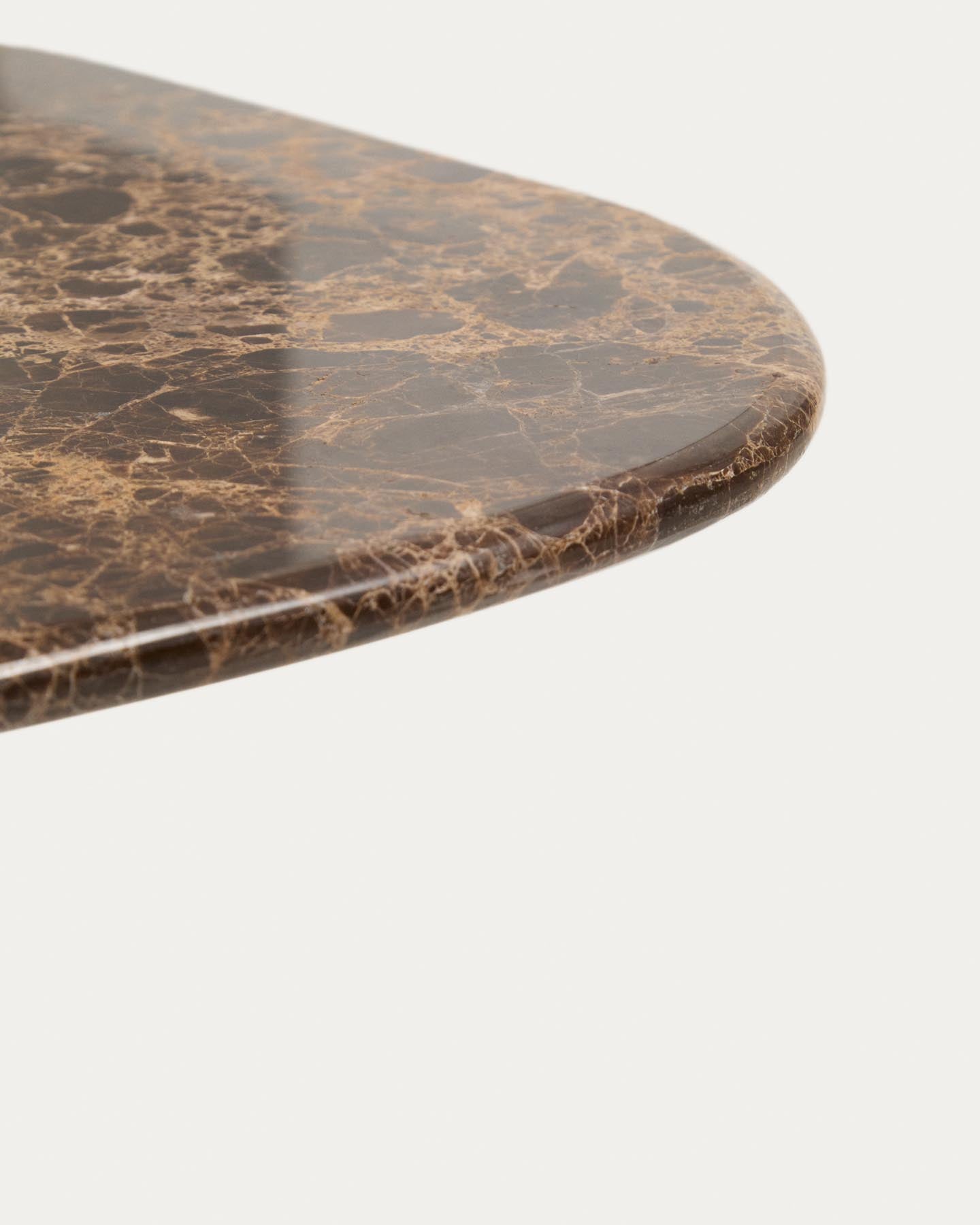 Couchtisch Pirita aus braunem Marmor mit Beinen aus massivem Eichenholz mit dunklem Finish, 147 x 65 cm, FSC 100 % in Braun präsentiert im Onlineshop von KAQTU Design AG. Couchtisch ist von Kave Home