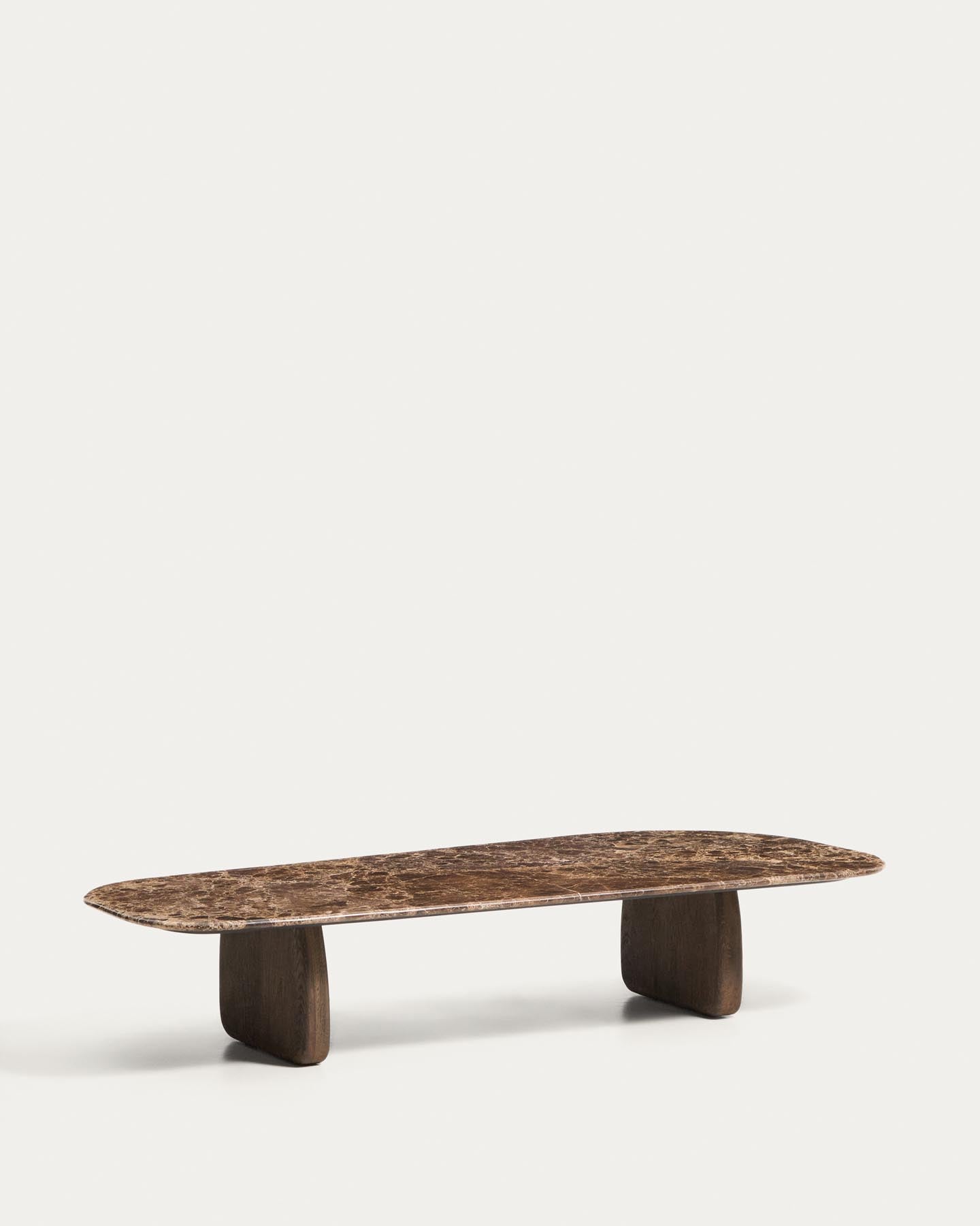 Couchtisch Pirita aus braunem Marmor mit Beinen aus massivem Eichenholz mit dunklem Finish, 147 x 65 cm, FSC 100 % in Braun präsentiert im Onlineshop von KAQTU Design AG. Couchtisch ist von Kave Home
