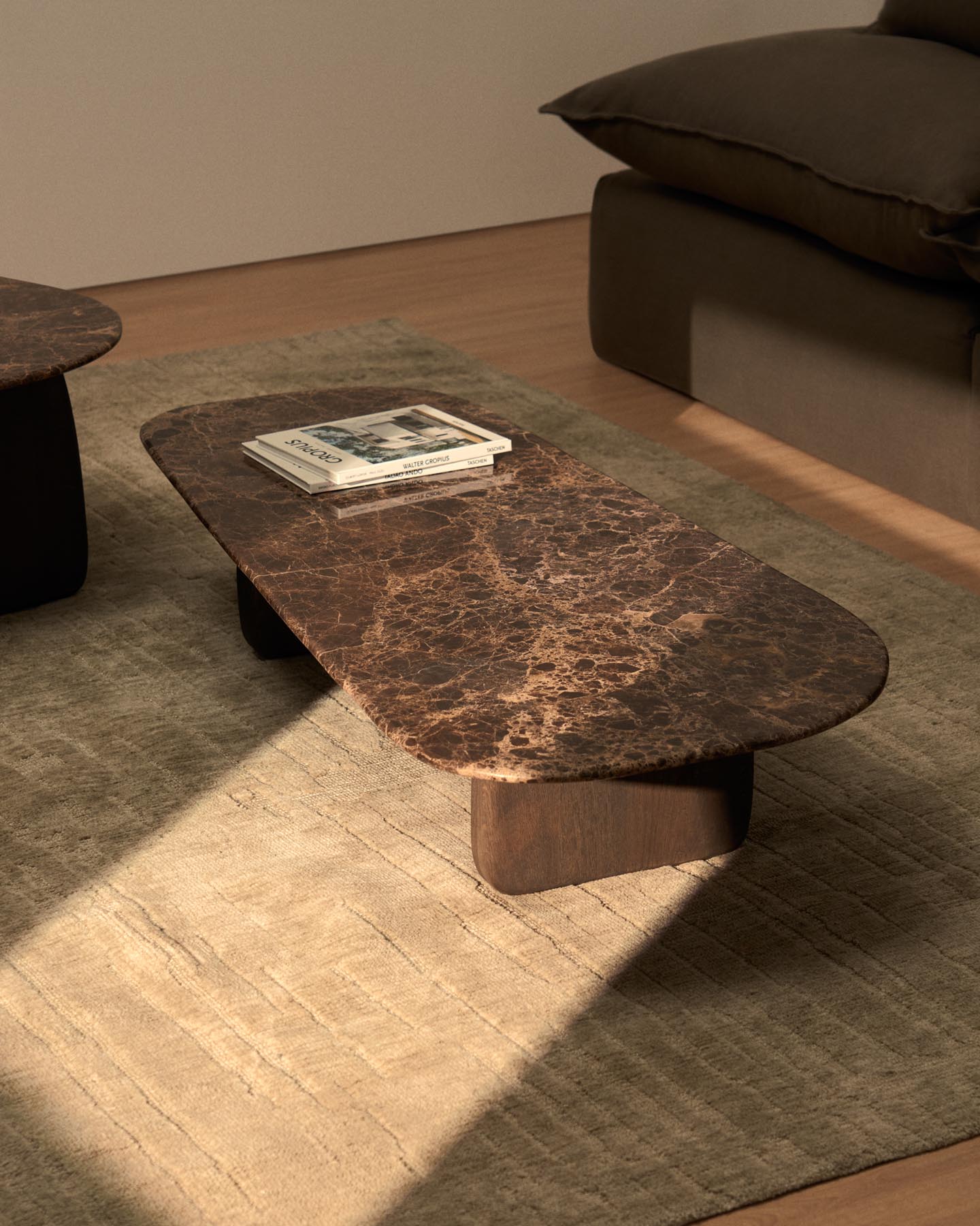 Couchtisch Pirita aus braunem Marmor mit Beinen aus massivem Eichenholz mit dunklem Finish, 147 x 65 cm, FSC 100 % in Braun präsentiert im Onlineshop von KAQTU Design AG. Couchtisch ist von Kave Home