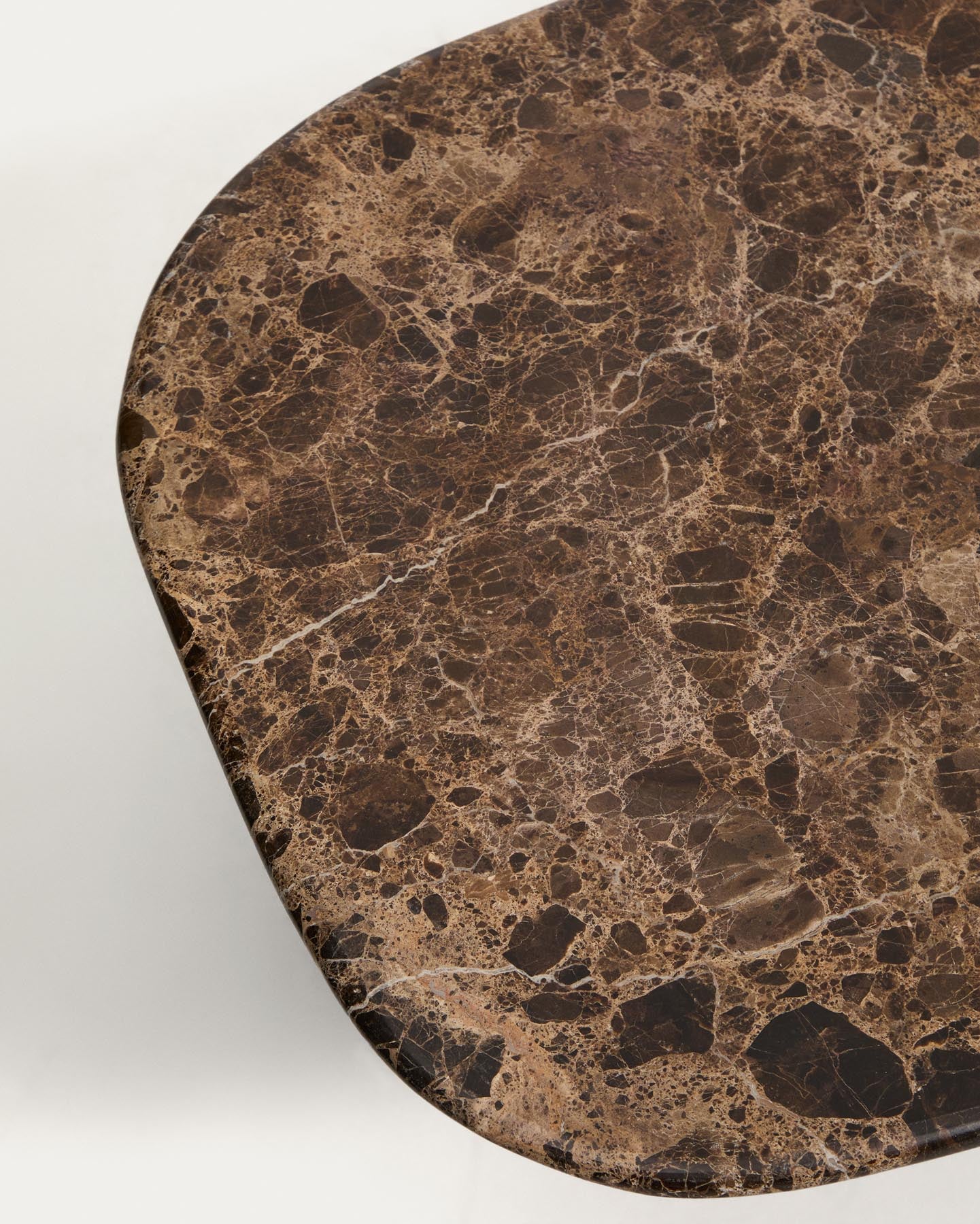 Couchtisch Pirita aus braunem Marmor mit Beinen aus massivem Eichenholz mit naturfarbenem Finish, 147 x 65 cm, FSC 100 % in Braun präsentiert im Onlineshop von KAQTU Design AG. Couchtisch ist von Kave Home