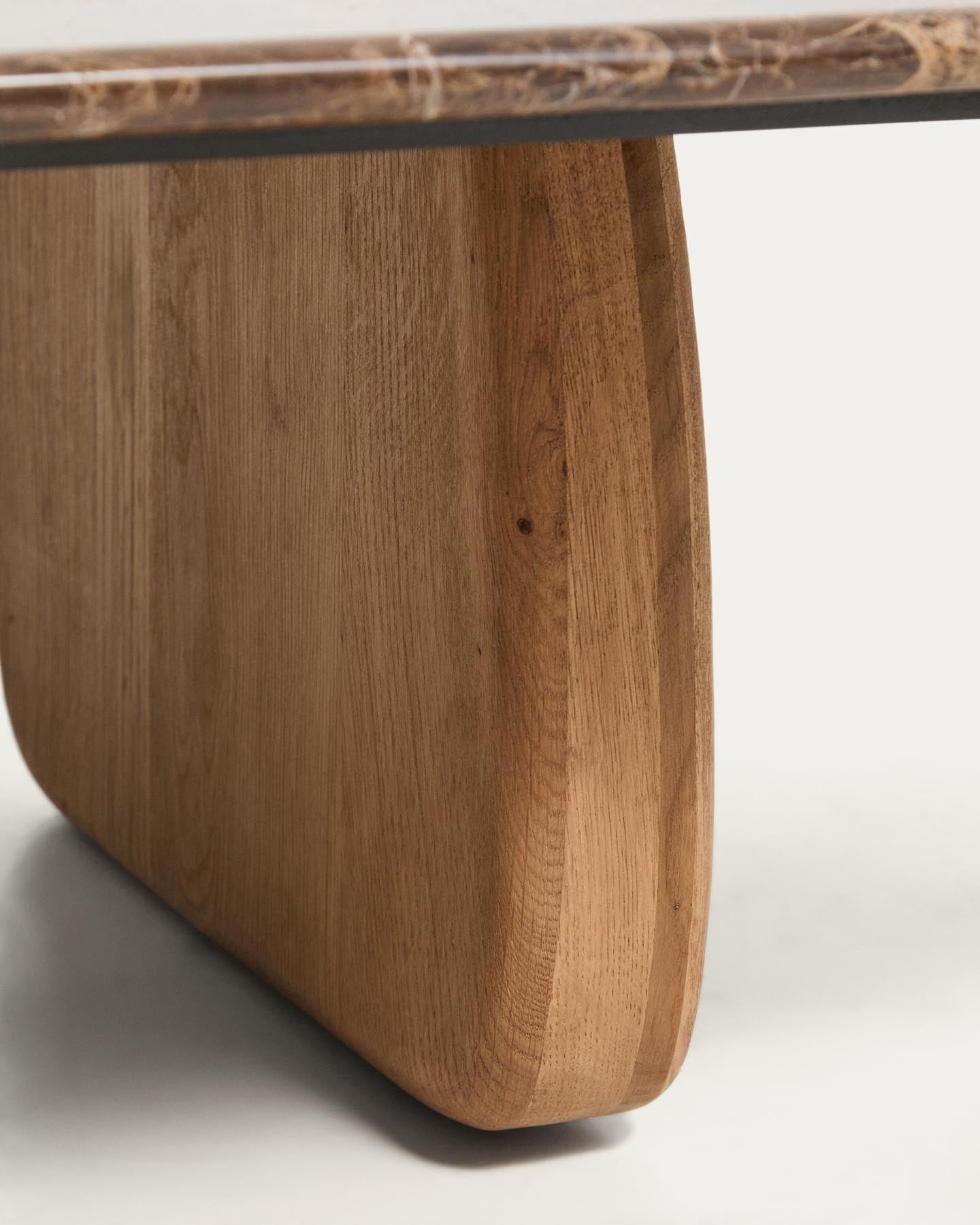 Couchtisch Pirita aus braunem Marmor mit Beinen aus massivem Eichenholz mit naturfarbenem Finish, 147 x 65 cm, FSC 100 % in Braun präsentiert im Onlineshop von KAQTU Design AG. Couchtisch ist von Kave Home