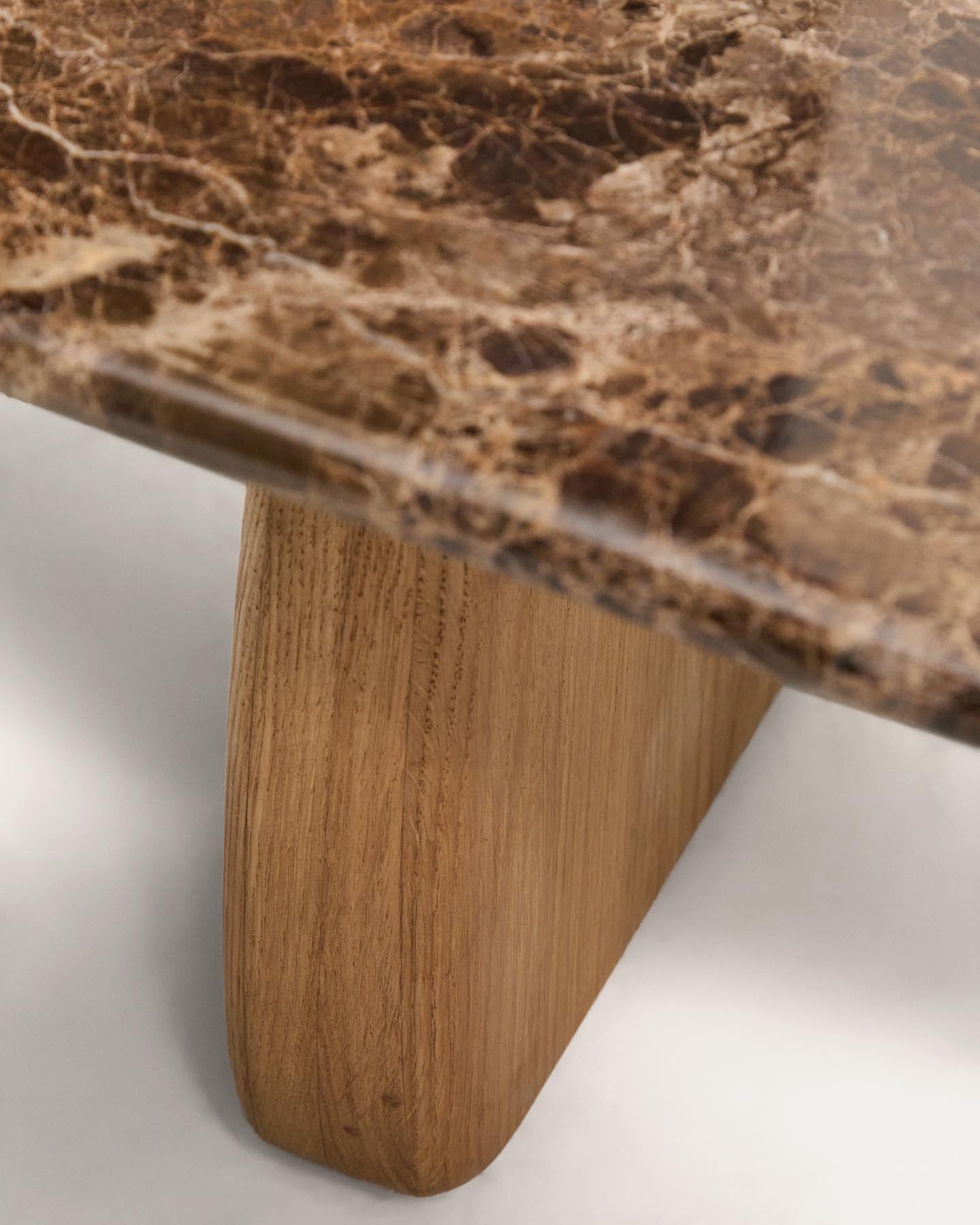 Couchtisch Pirita aus braunem Marmor mit Beinen aus massivem Eichenholz mit naturfarbenem Finish, 147 x 65 cm, FSC 100 % in Braun präsentiert im Onlineshop von KAQTU Design AG. Couchtisch ist von Kave Home
