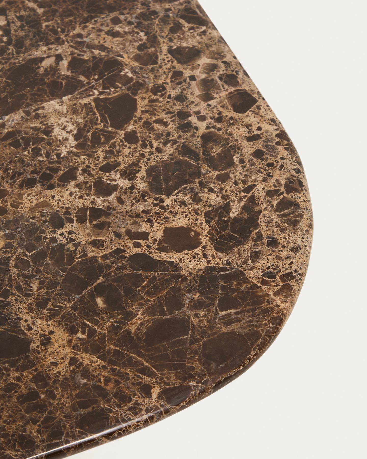 Couchtisch Pirita aus braunem Marmor mit Beinen aus massivem Eichenholz mit naturfarbenem Finish, 147 x 65 cm, FSC 100 % in Braun präsentiert im Onlineshop von KAQTU Design AG. Couchtisch ist von Kave Home