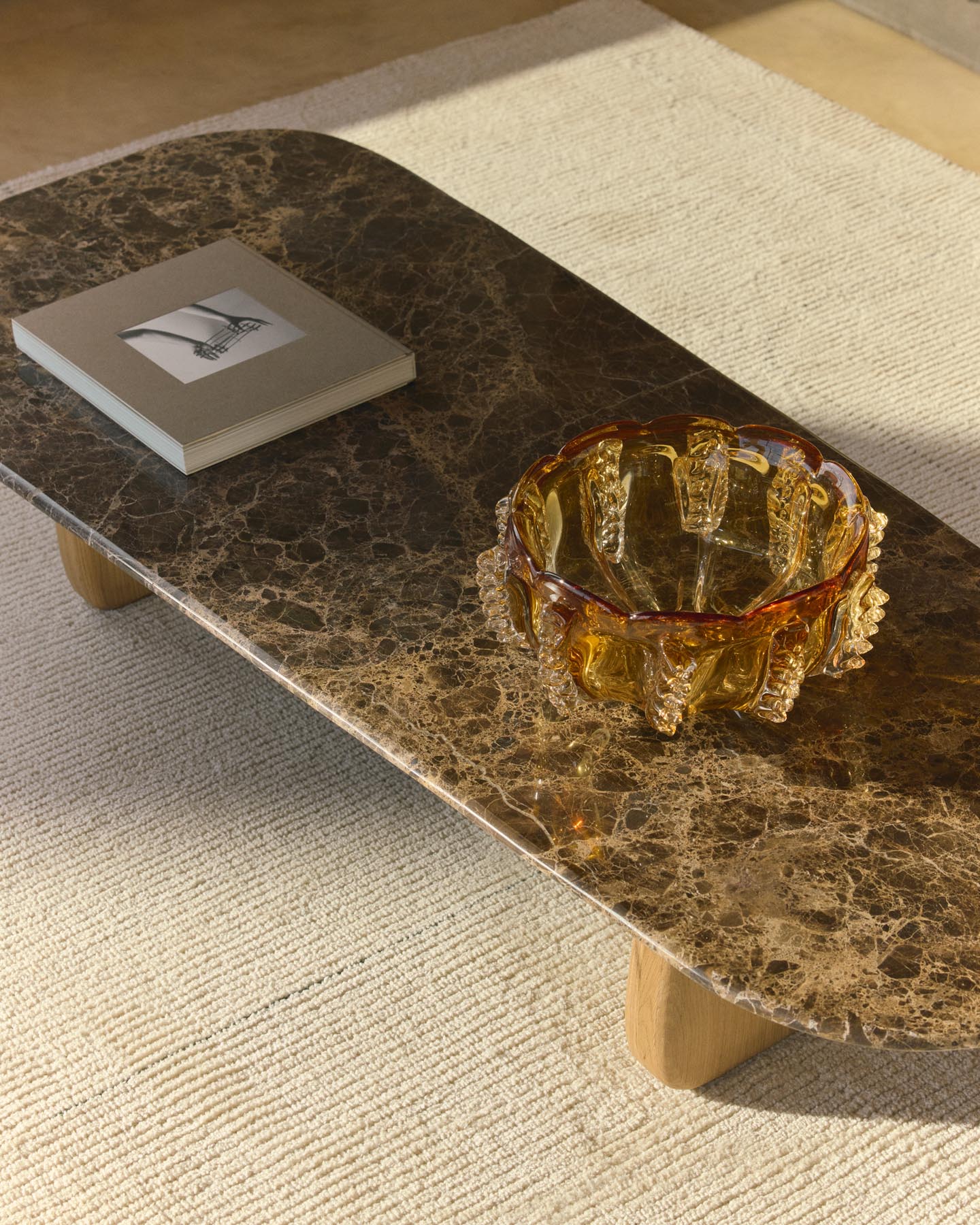 Couchtisch Pirita aus braunem Marmor mit Beinen aus massivem Eichenholz mit naturfarbenem Finish, 147 x 65 cm, FSC 100 % in Braun präsentiert im Onlineshop von KAQTU Design AG. Couchtisch ist von Kave Home