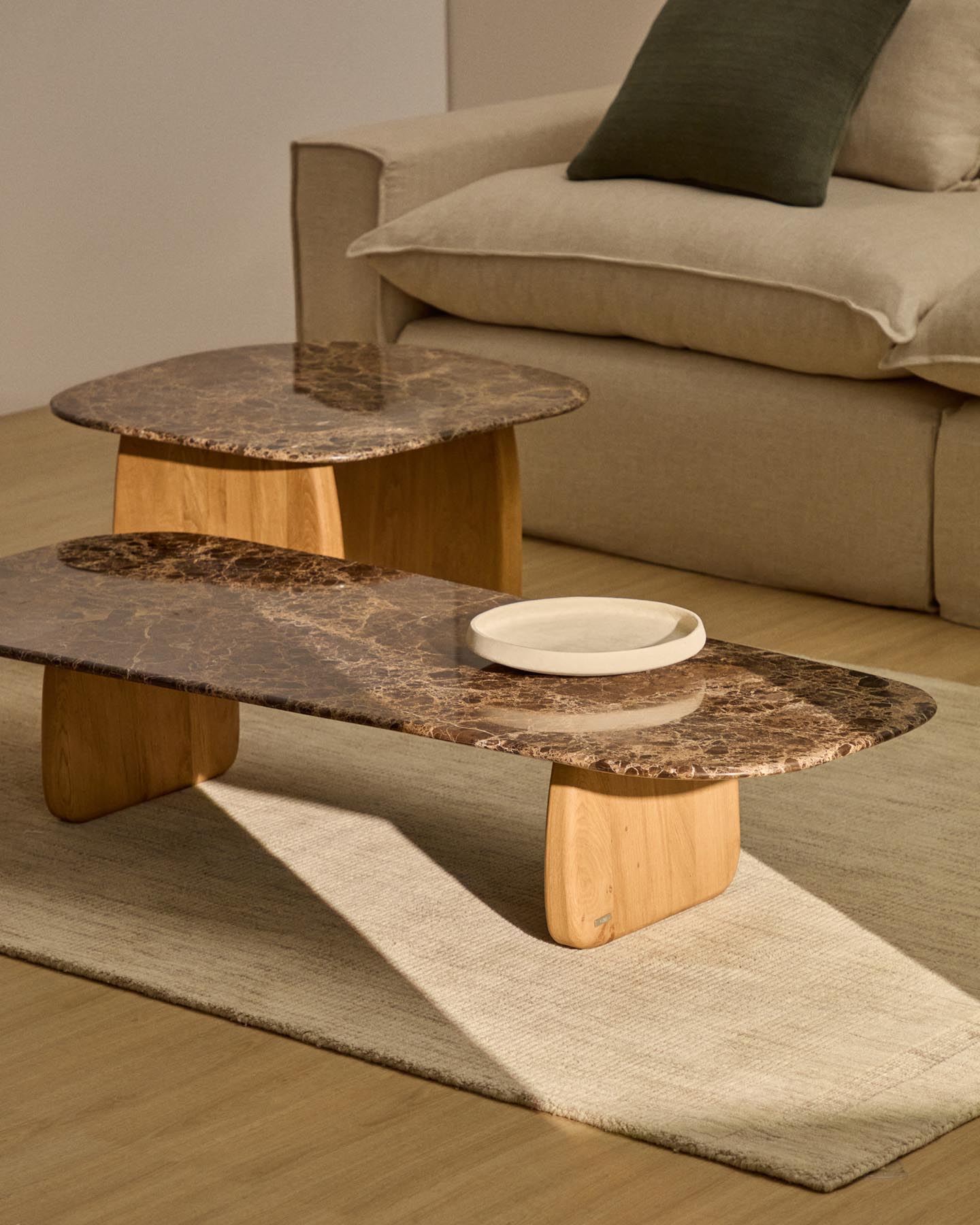 Couchtisch Pirita aus braunem Marmor mit Beinen aus massivem Eichenholz mit naturfarbenem Finish, 147 x 65 cm, FSC 100 % in Braun präsentiert im Onlineshop von KAQTU Design AG. Couchtisch ist von Kave Home