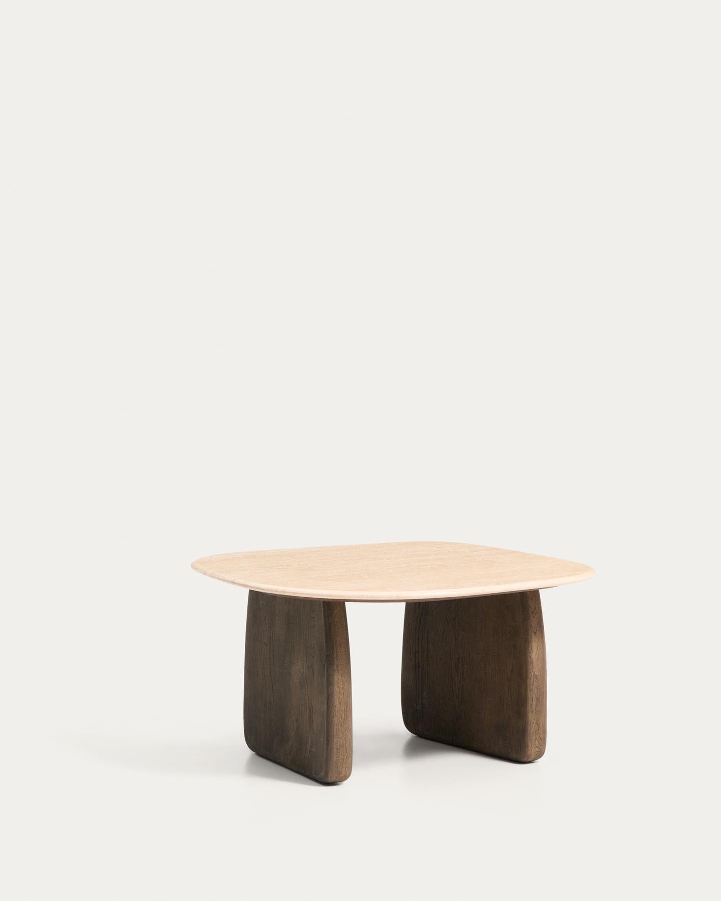 Beistelltisch Pirita aus beigem Travertin mit Beinen aus massivem Eichenholz mit dunklem Finish, 71 x 70 cm, FSC 100 % in Beige präsentiert im Onlineshop von KAQTU Design AG. Beistelltisch ist von Kave Home