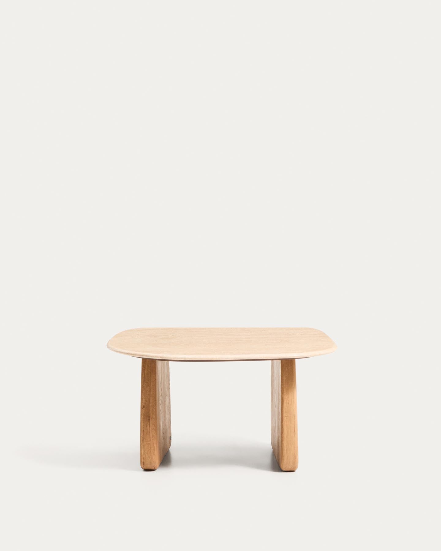 Beistelltisch Pirita aus beigem Travertin mit Beinen aus massivem Eichenholz mit naturfarbenem Finish, 71 x 70 cm, FSC 100 % in Beige präsentiert im Onlineshop von KAQTU Design AG. Beistelltisch ist von Kave Home