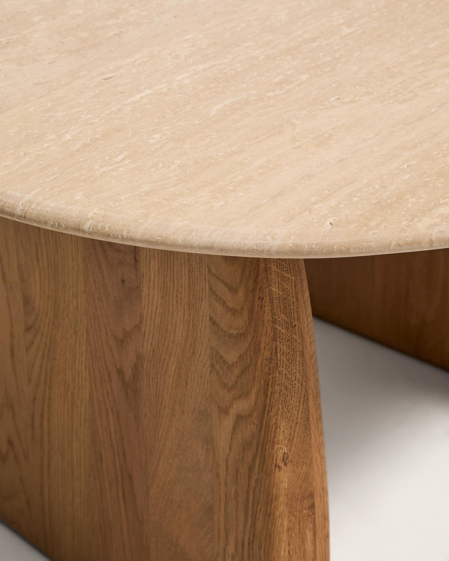 Beistelltisch Pirita aus beigem Travertin mit Beinen aus massivem Eichenholz mit naturfarbenem Finish, 71 x 70 cm, FSC 100 % in Beige präsentiert im Onlineshop von KAQTU Design AG. Beistelltisch ist von Kave Home
