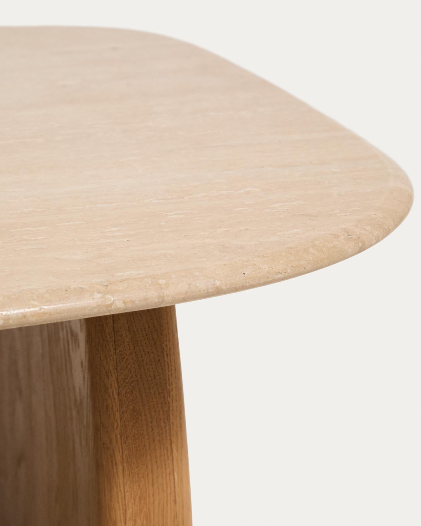 Beistelltisch Pirita aus beigem Travertin mit Beinen aus massivem Eichenholz mit naturfarbenem Finish, 71 x 70 cm, FSC 100 % in Beige präsentiert im Onlineshop von KAQTU Design AG. Beistelltisch ist von Kave Home