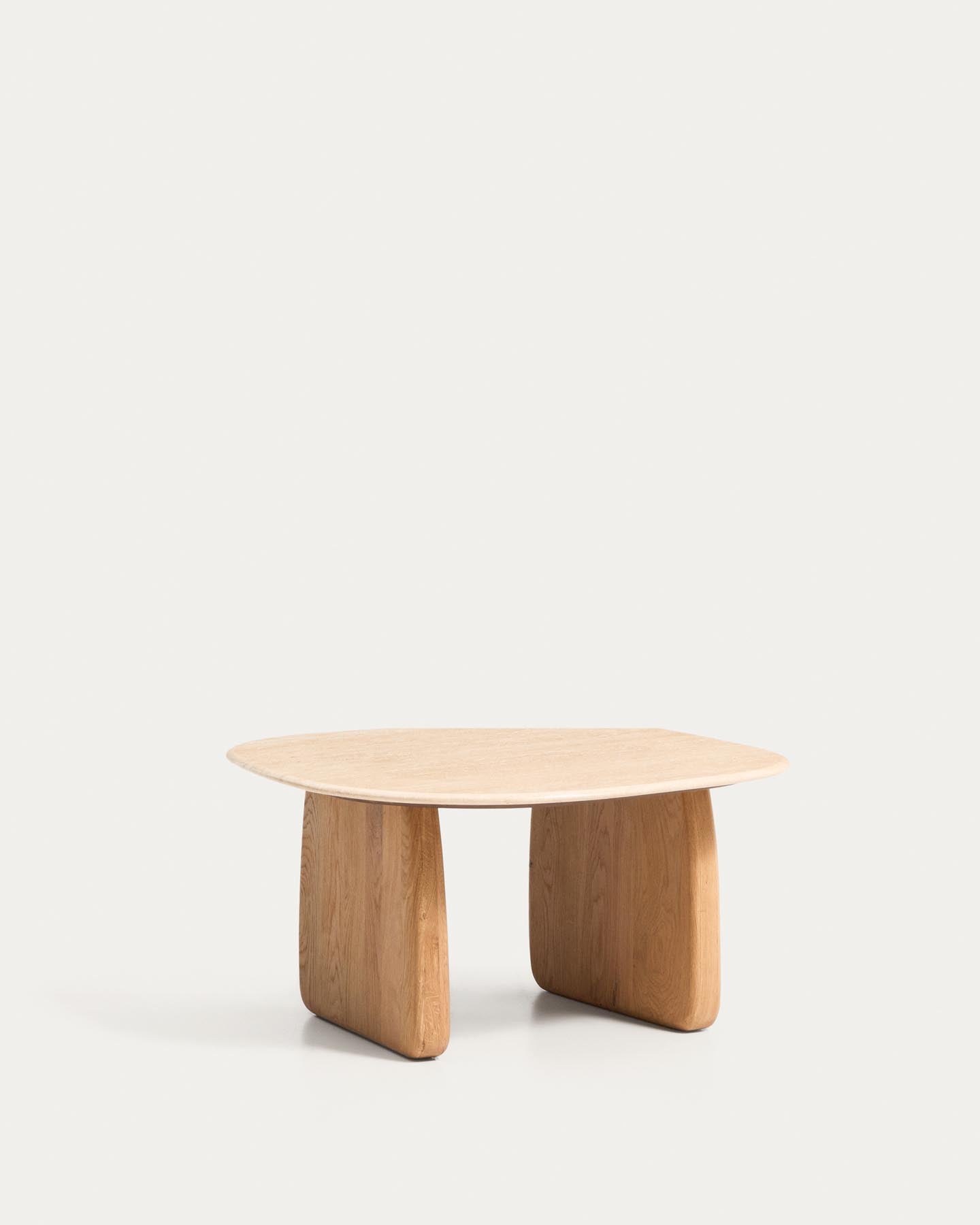 Beistelltisch Pirita aus beigem Travertin mit Beinen aus massivem Eichenholz mit naturfarbenem Finish, 71 x 70 cm, FSC 100 % in Beige präsentiert im Onlineshop von KAQTU Design AG. Beistelltisch ist von Kave Home