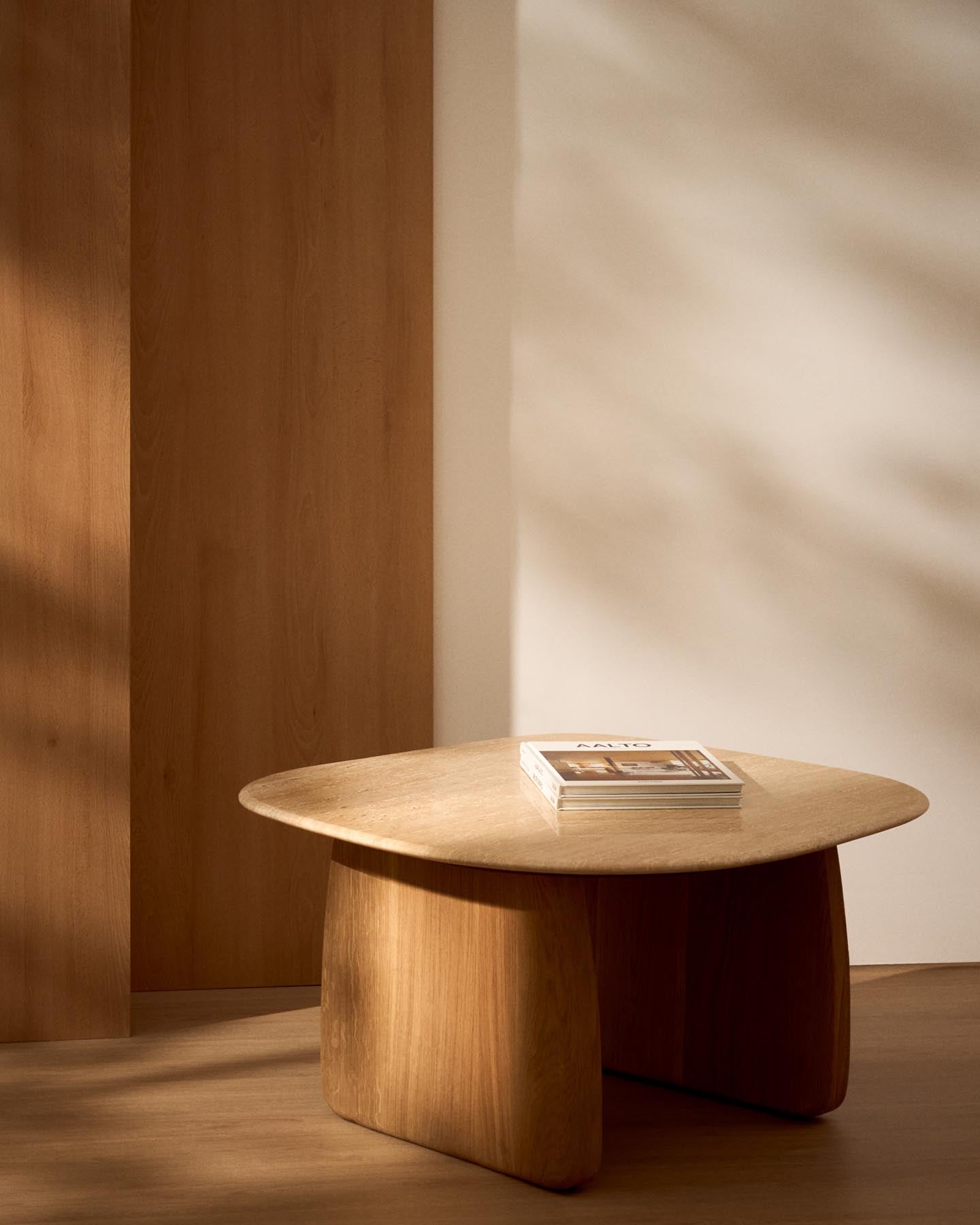 Beistelltisch Pirita aus beigem Travertin mit Beinen aus massivem Eichenholz mit naturfarbenem Finish, 71 x 70 cm, FSC 100 % in Beige präsentiert im Onlineshop von KAQTU Design AG. Beistelltisch ist von Kave Home