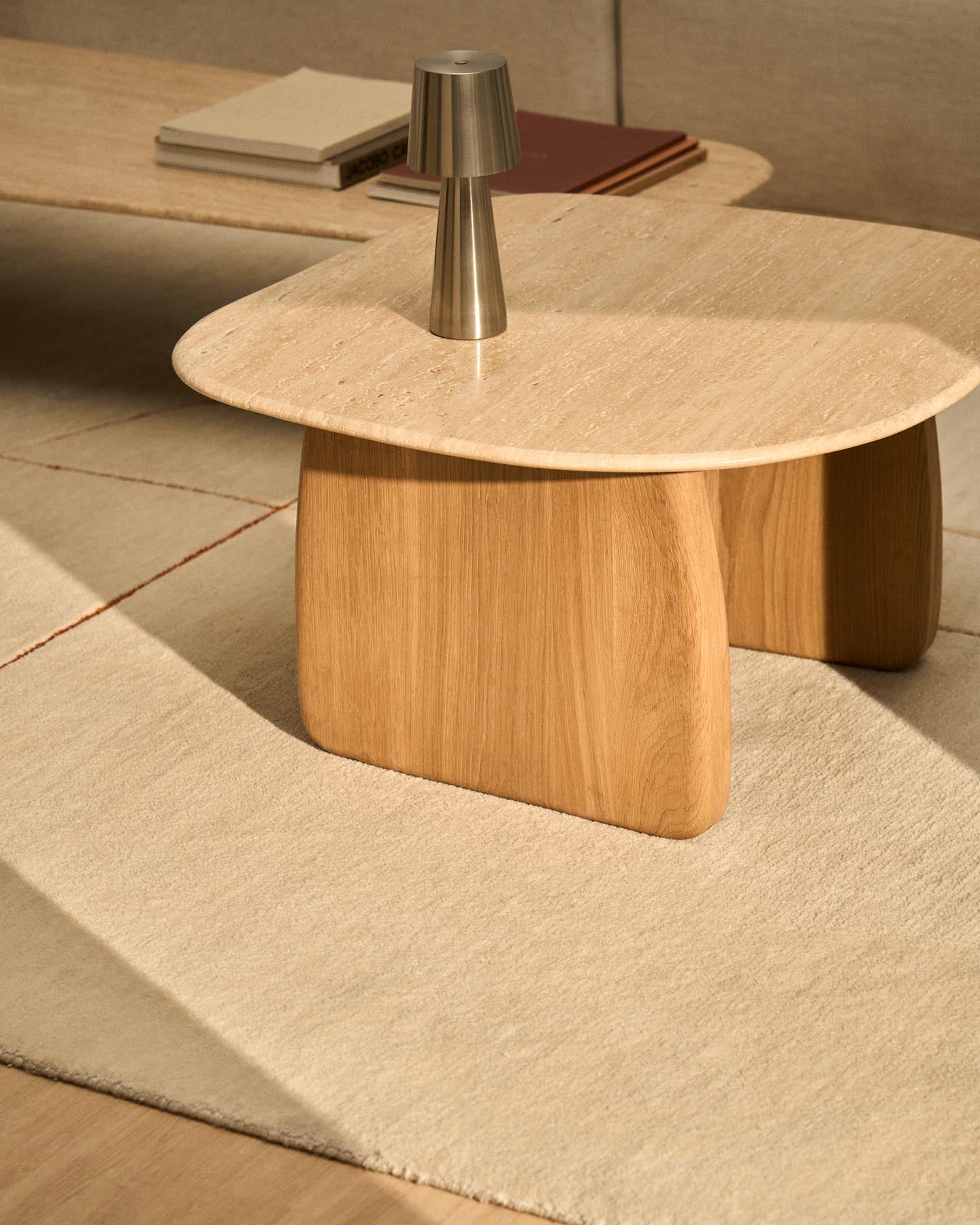Beistelltisch Pirita aus beigem Travertin mit Beinen aus massivem Eichenholz mit naturfarbenem Finish, 71 x 70 cm, FSC 100 % in Beige präsentiert im Onlineshop von KAQTU Design AG. Beistelltisch ist von Kave Home