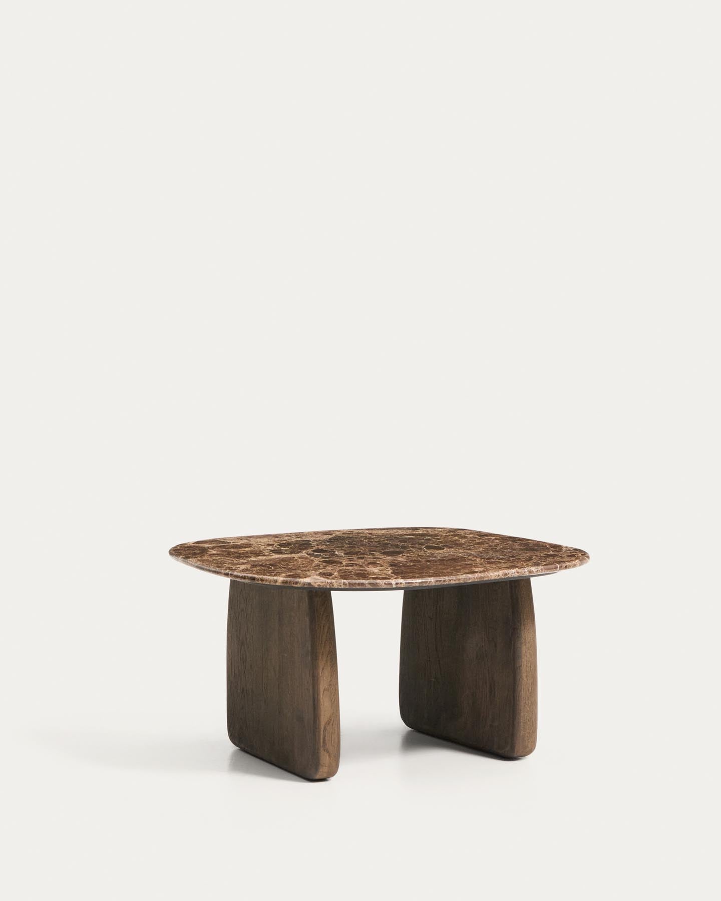 Beistelltisch Pirita aus braunem Marmor mit Beinen aus massivem Eichenholz mit dunklem Finish, 71 x 70 cm, FSC 100 % in Braun präsentiert im Onlineshop von KAQTU Design AG. Beistelltisch ist von Kave Home