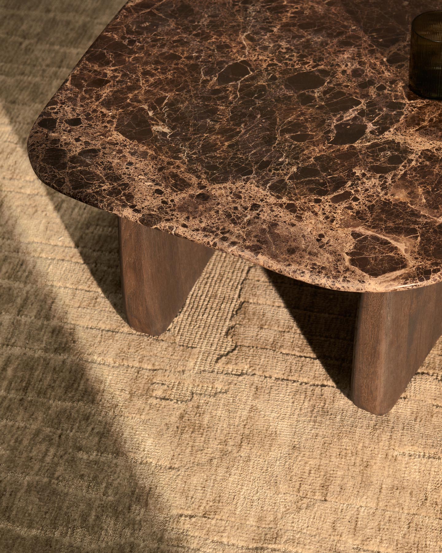 Beistelltisch Pirita aus braunem Marmor mit Beinen aus massivem Eichenholz mit dunklem Finish, 71 x 70 cm, FSC 100 % in Braun präsentiert im Onlineshop von KAQTU Design AG. Beistelltisch ist von Kave Home
