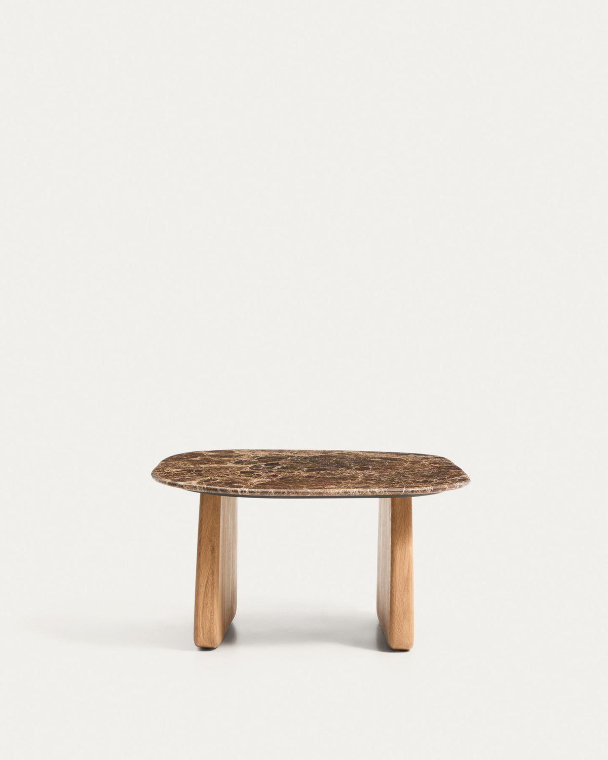 Beistelltisch Pirita aus braunem Marmor mit Beinen aus massivem Eichenholz mit naturfarbenem Finish, 71 x 70 cm, FSC 100 % in Braun präsentiert im Onlineshop von KAQTU Design AG. Beistelltisch ist von Kave Home