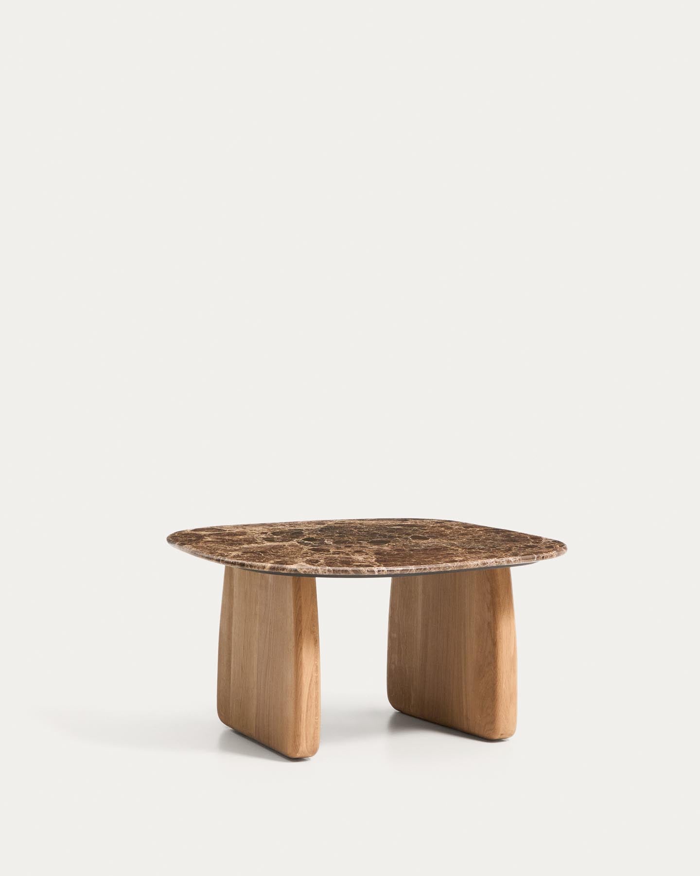 Beistelltisch Pirita aus braunem Marmor mit Beinen aus massivem Eichenholz mit naturfarbenem Finish, 71 x 70 cm, FSC 100 % in Braun präsentiert im Onlineshop von KAQTU Design AG. Beistelltisch ist von Kave Home