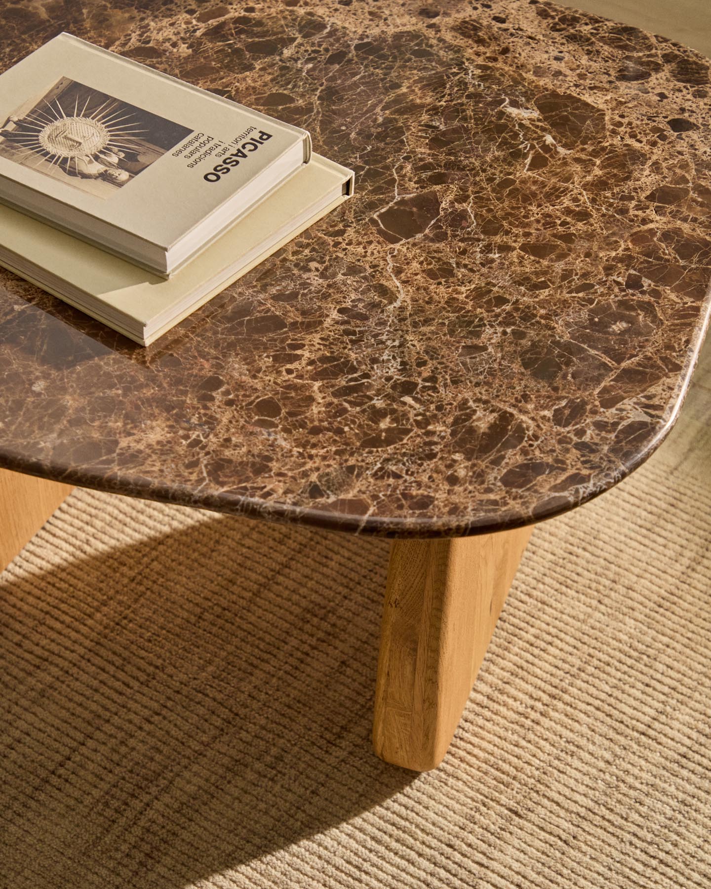 Beistelltisch Pirita aus braunem Marmor mit Beinen aus massivem Eichenholz mit naturfarbenem Finish, 71 x 70 cm, FSC 100 % in Braun präsentiert im Onlineshop von KAQTU Design AG. Beistelltisch ist von Kave Home