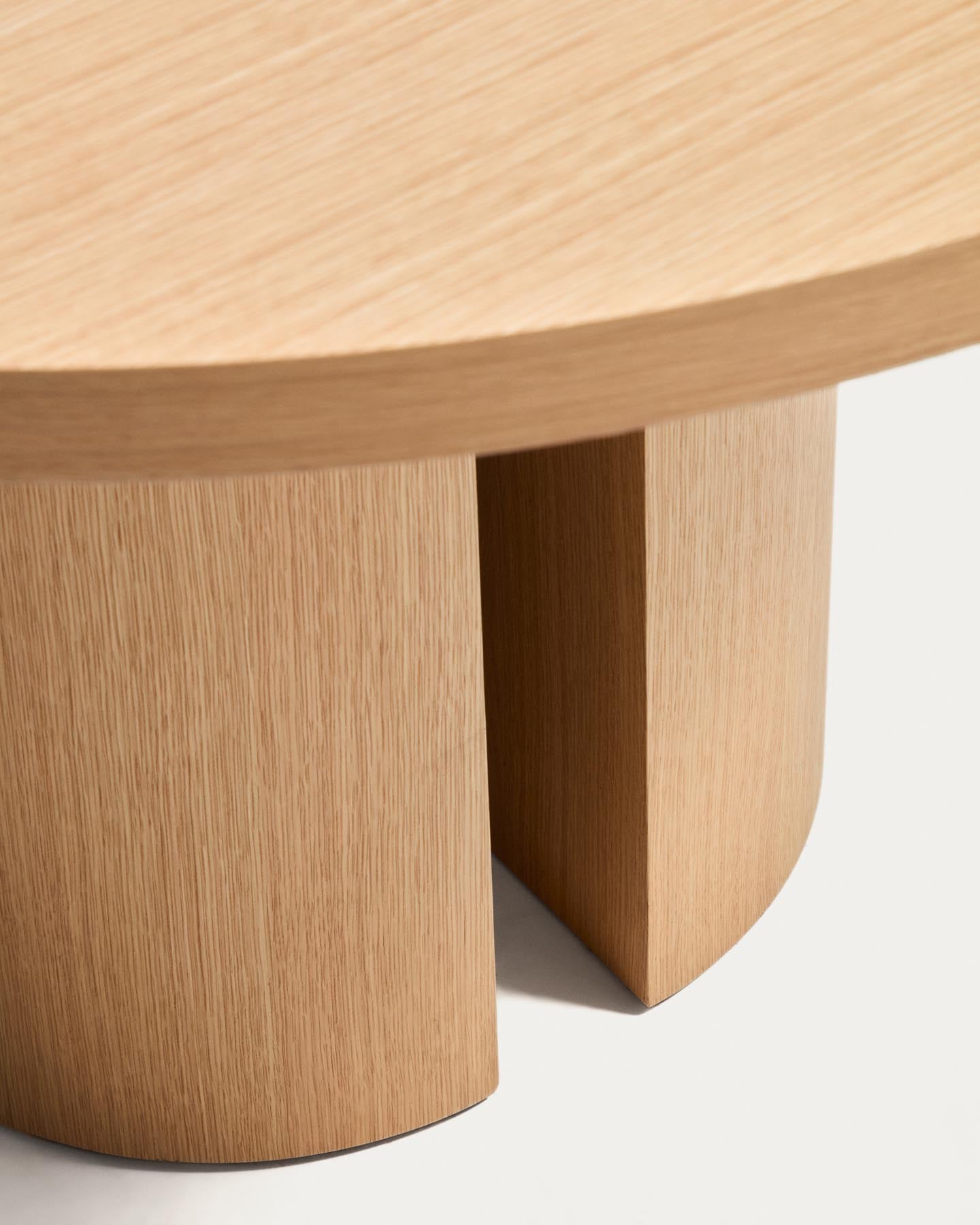Nealy runder Tisch aus Eichenfurnier mit naturfarbenem Finish Ø 120 cm in Braun präsentiert im Onlineshop von KAQTU Design AG. Esstisch ist von Kave Home