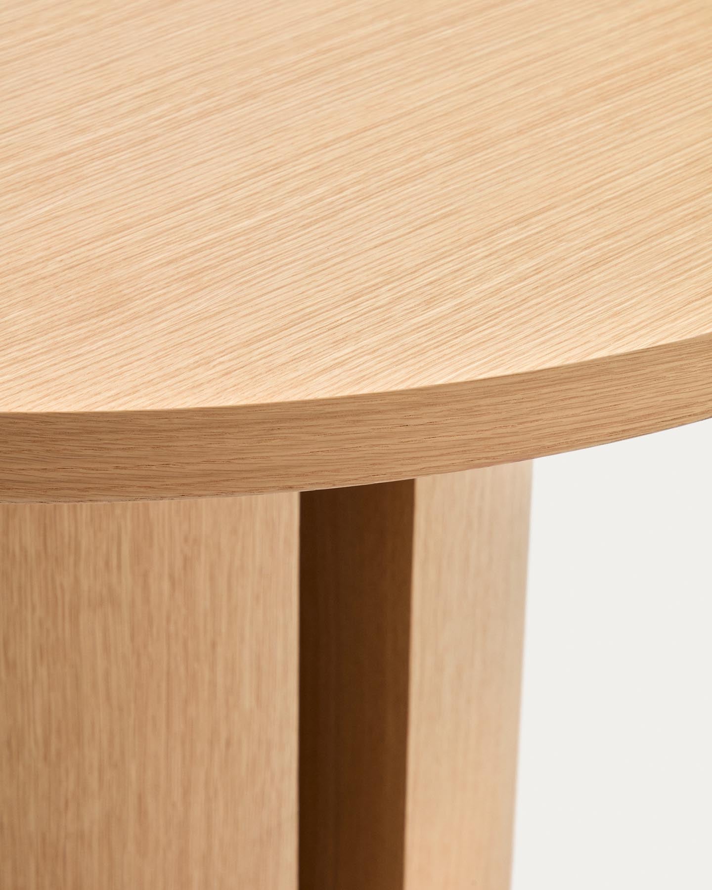 Nealy runder Tisch aus Eichenfurnier mit naturfarbenem Finish Ø 120 cm in Braun präsentiert im Onlineshop von KAQTU Design AG. Esstisch ist von Kave Home