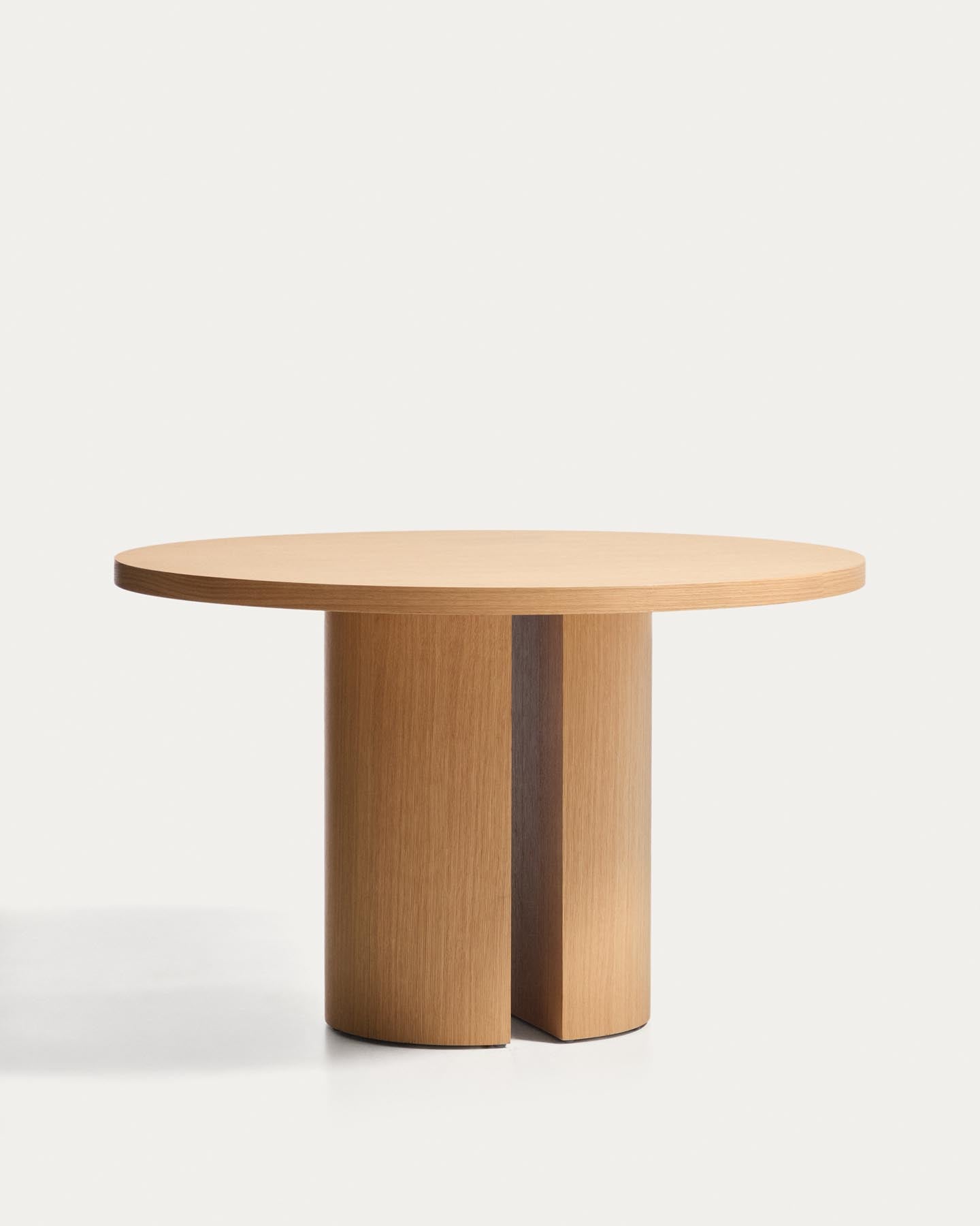 Nealy runder Tisch aus Eichenfurnier mit naturfarbenem Finish Ø 120 cm in Braun präsentiert im Onlineshop von KAQTU Design AG. Esstisch ist von Kave Home