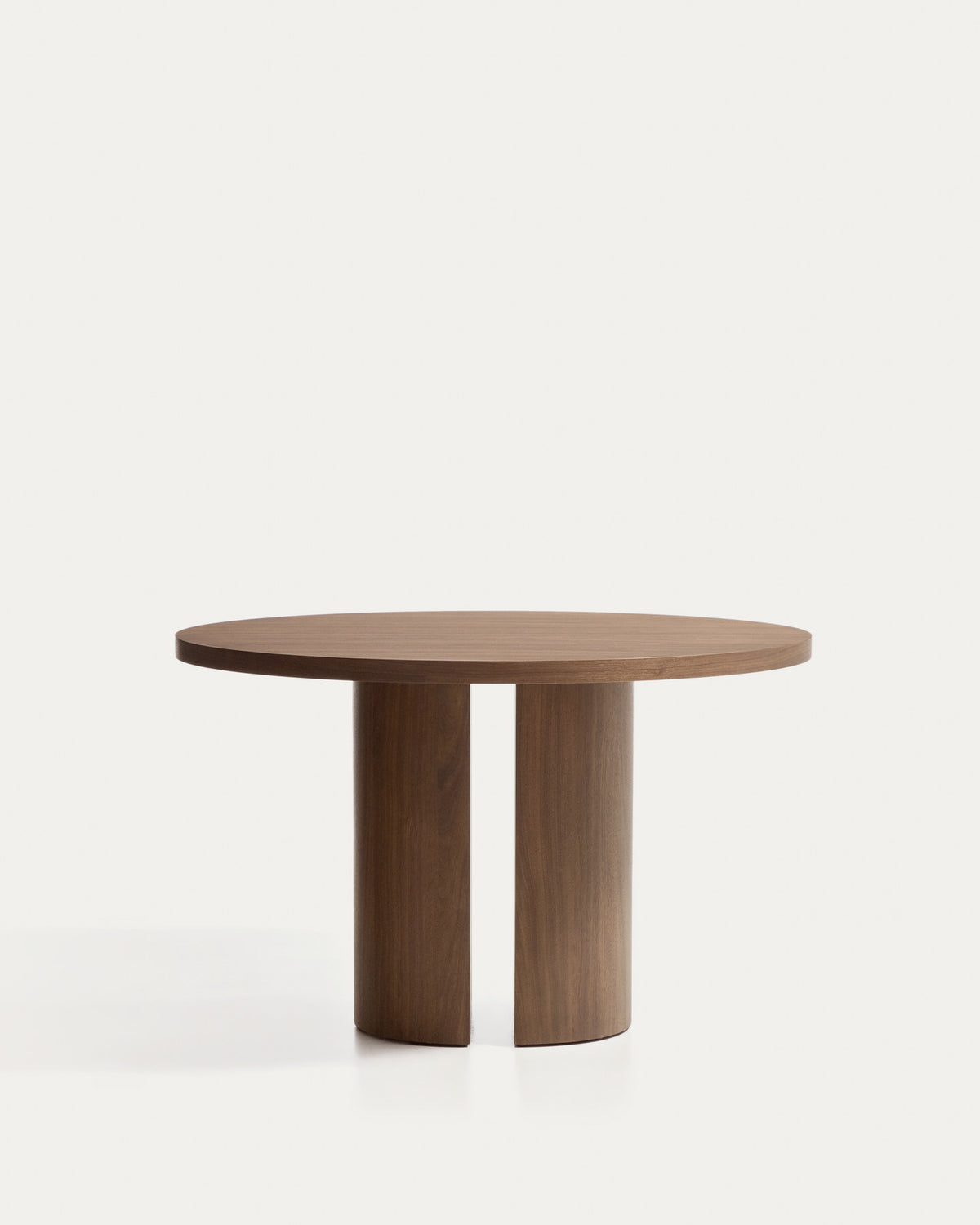 Nealy runder Tisch aus Nussbaumfurnier mit dunklem Finish Ø 120 cm in Dunkelbraun präsentiert im Onlineshop von KAQTU Design AG. Esstisch ist von Kave Home
