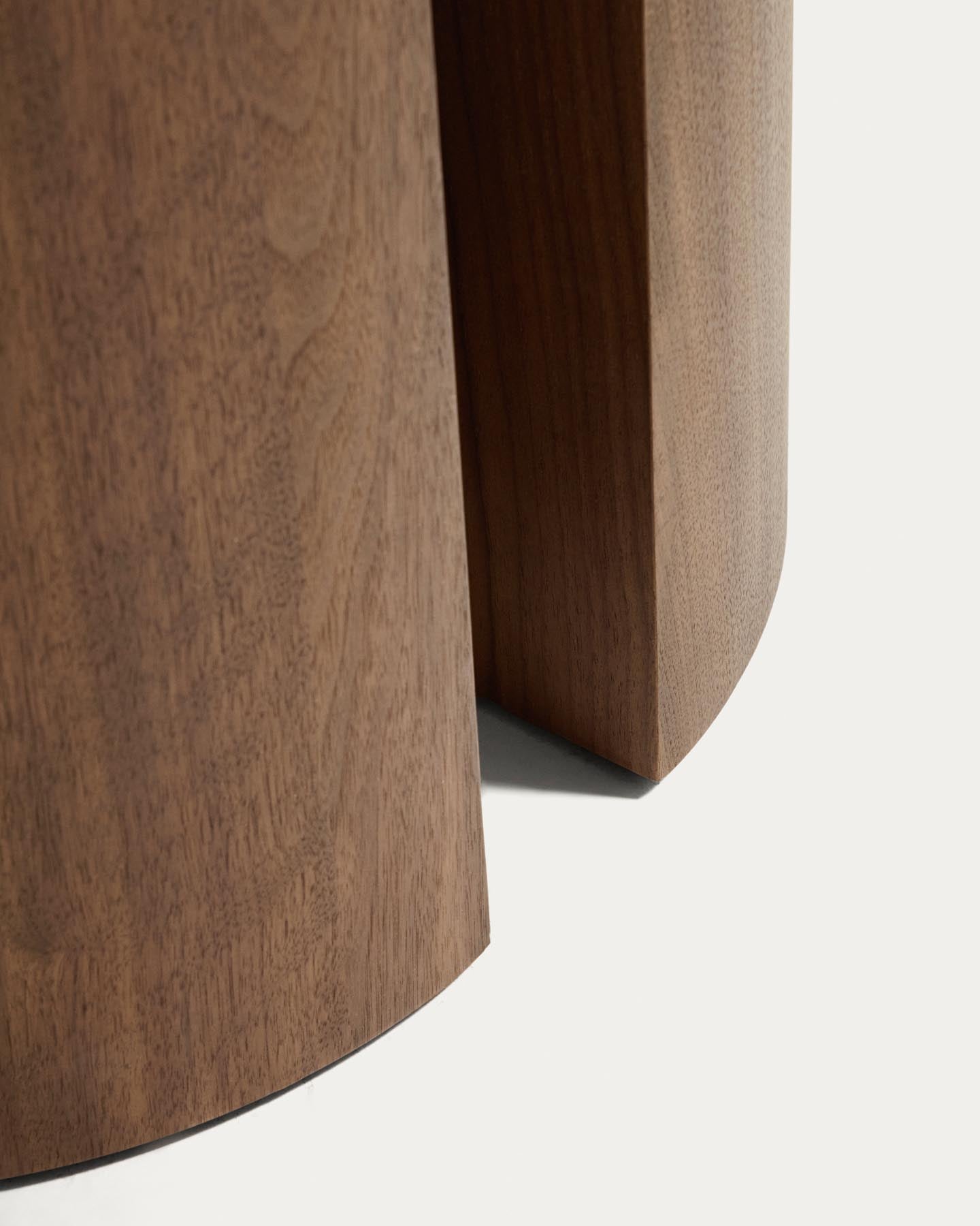 Nealy runder Tisch aus Nussbaumfurnier mit dunklem Finish Ø 120 cm in Dunkelbraun präsentiert im Onlineshop von KAQTU Design AG. Esstisch ist von Kave Home