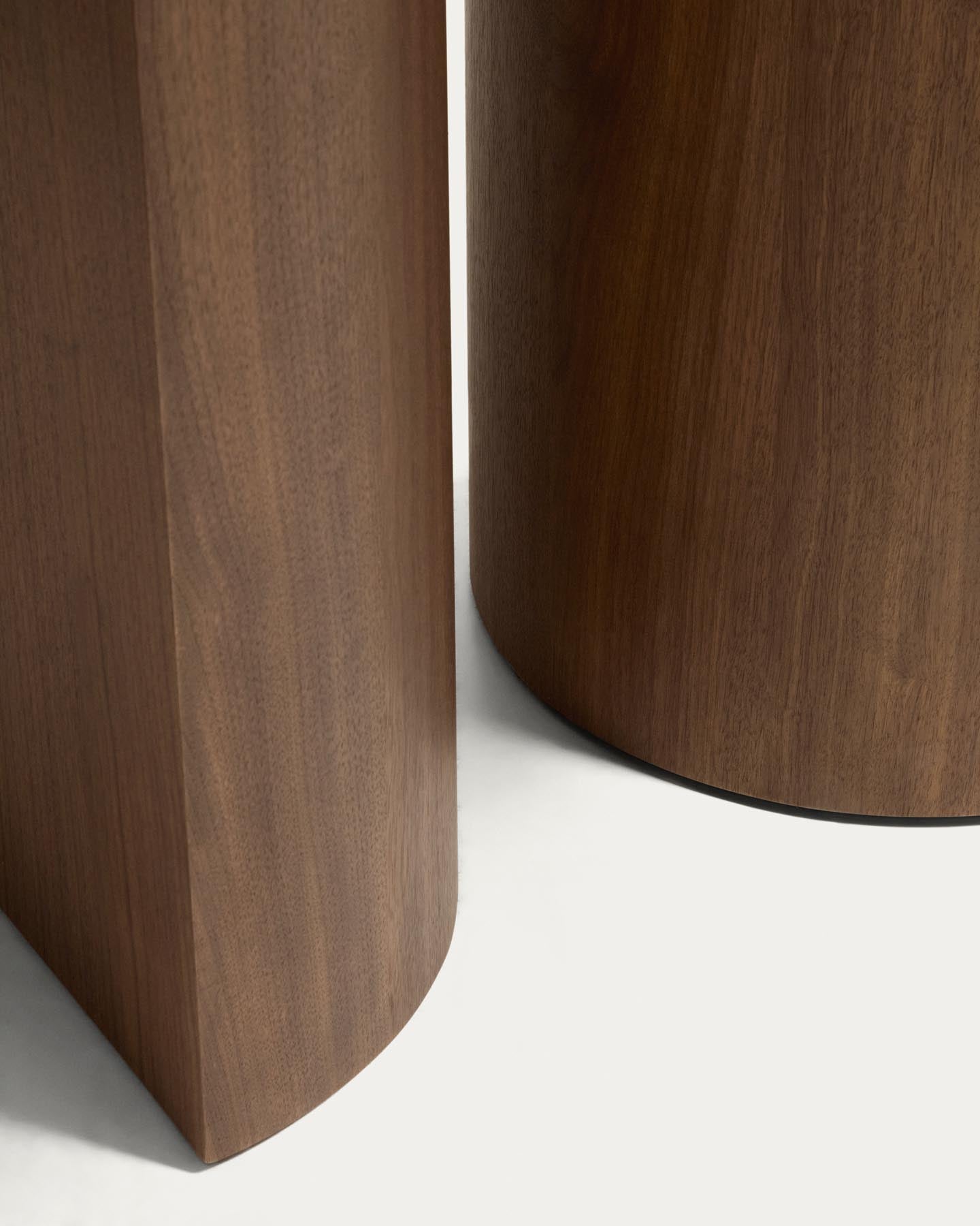 Nealy runder Tisch aus Nussbaumfurnier mit dunklem Finish Ø 120 cm in Dunkelbraun präsentiert im Onlineshop von KAQTU Design AG. Esstisch ist von Kave Home