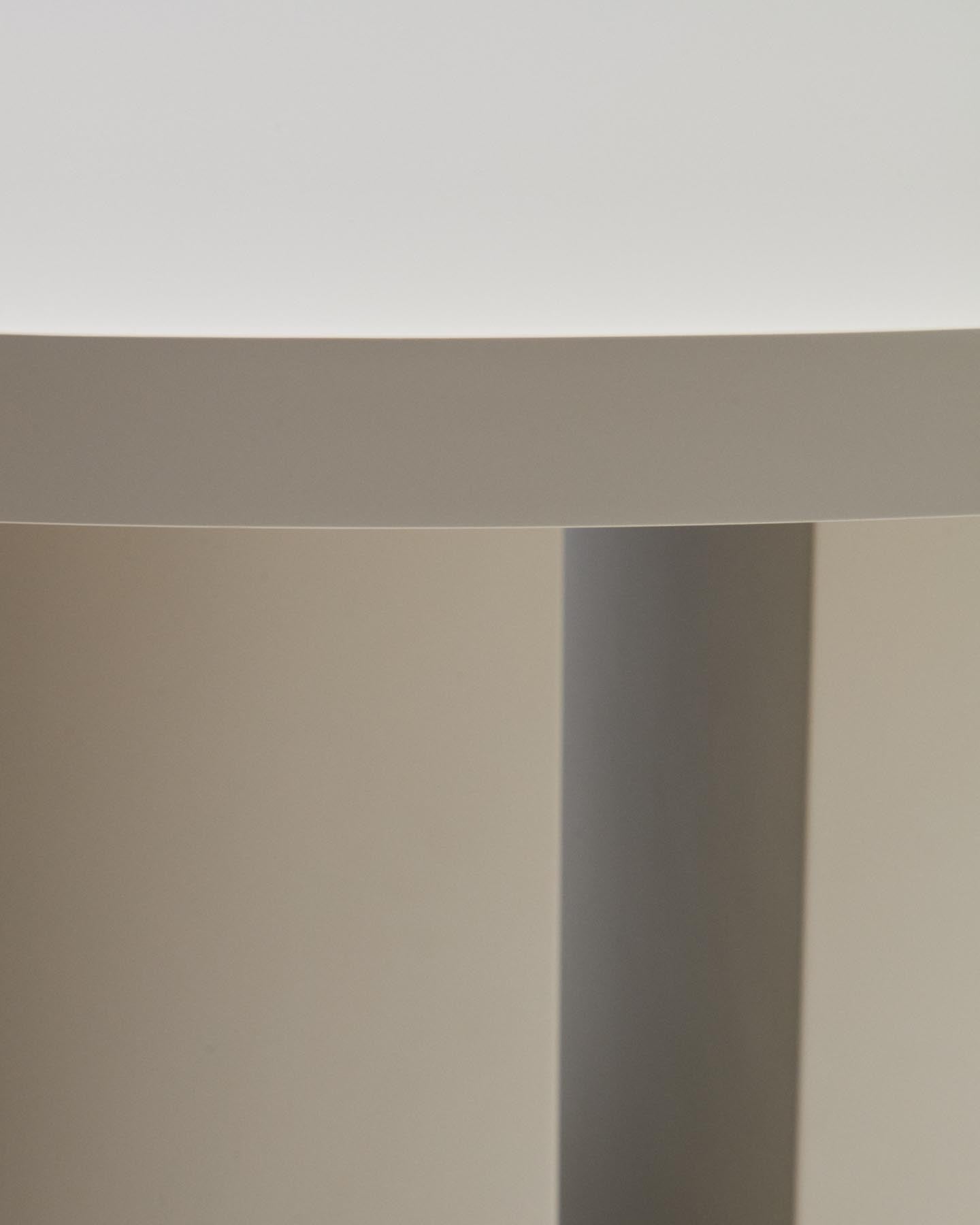 Runder Tisch Nealy aus lackiertem MDF mit eierschalfarbenem Finish Ø 120 cm in Beige präsentiert im Onlineshop von KAQTU Design AG. Esstisch ist von Kave Home