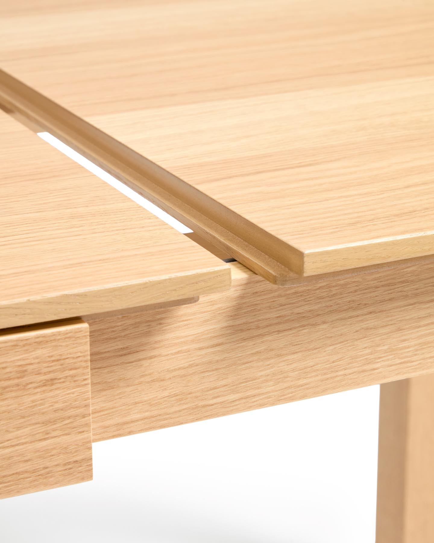 Ausziehtisch Narevi aus Eichenfurnier mit naturfarbenem Finish 170 (230) x 80 cm in Braun präsentiert im Onlineshop von KAQTU Design AG. Esstisch ist von Kave Home