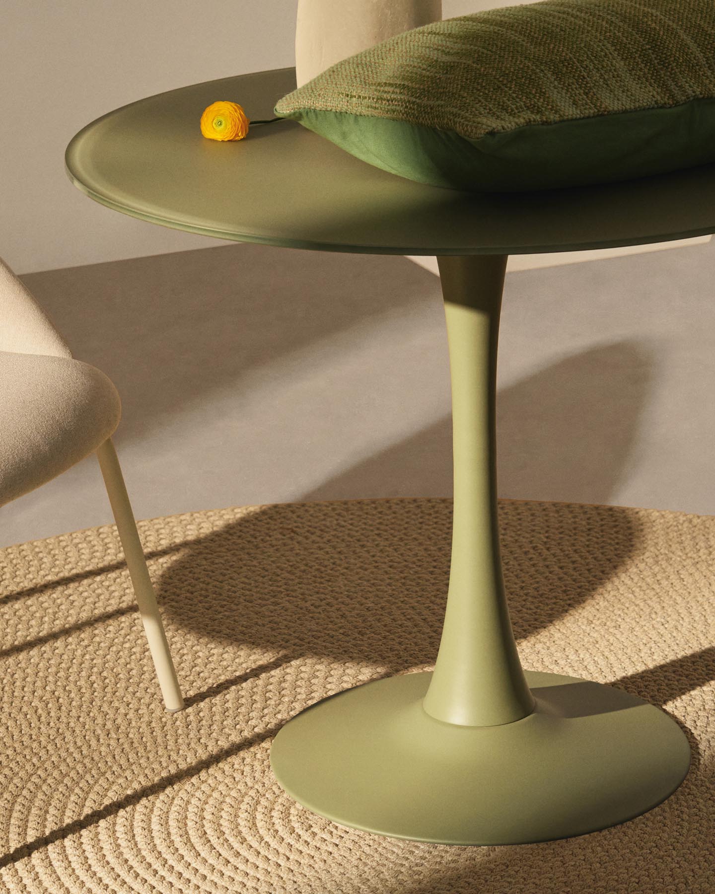 Runder Tisch Vedira aus Glas und braunem Stahl Ø 90 cm in Dunkelbraun präsentiert im Onlineshop von KAQTU Design AG. Esstisch ist von Kave Home