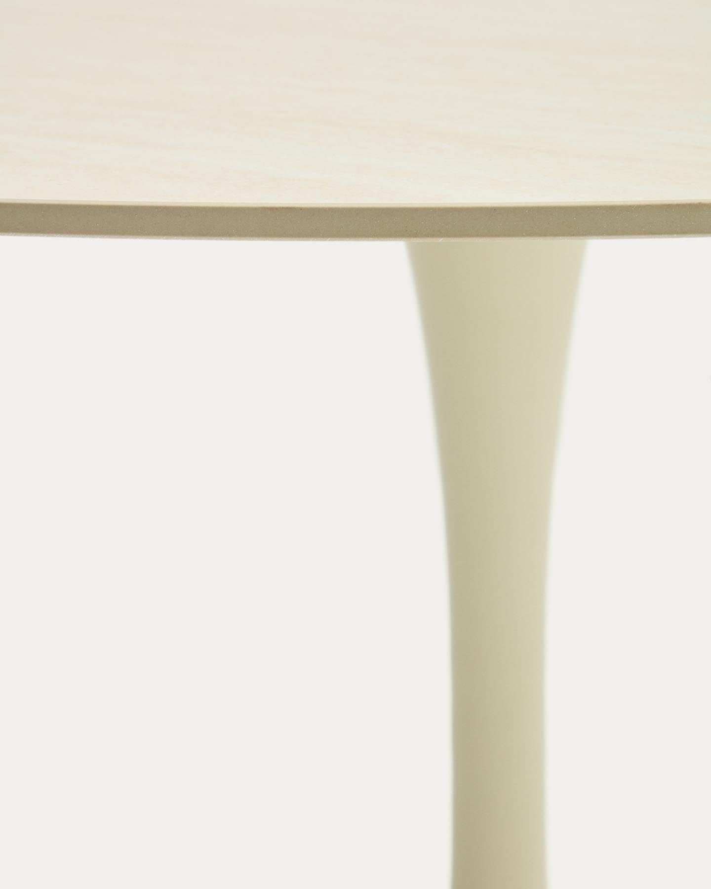 Runder Tisch Vedira aus ecrufarbener Keramik und beigem Stahl Ø 90 cm in Beige präsentiert im Onlineshop von KAQTU Design AG. Esstisch ist von Kave Home