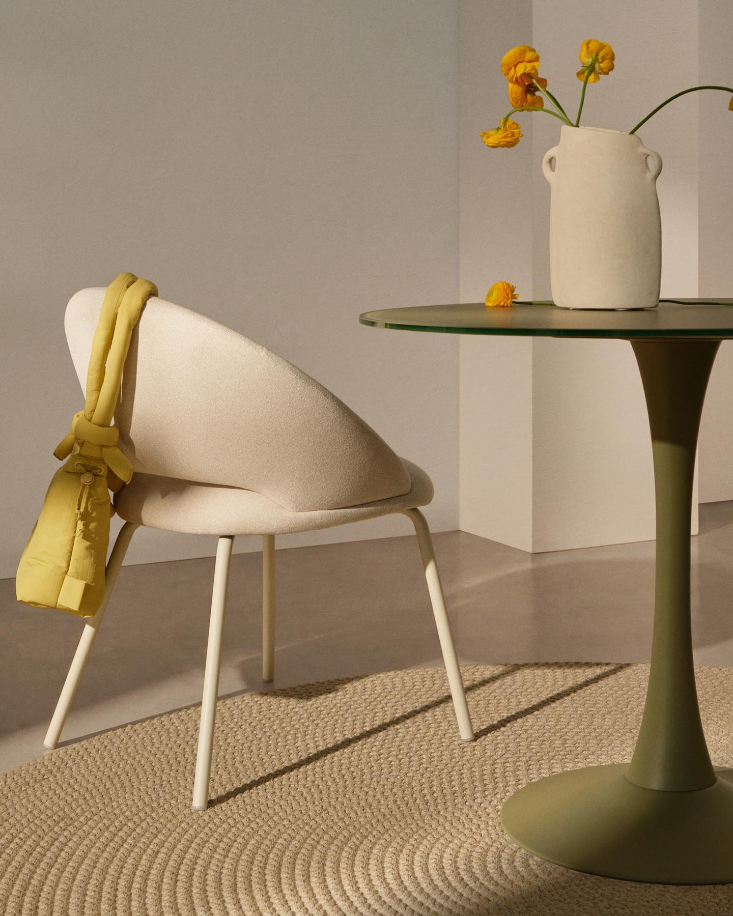 Runder Tisch Vedira aus Glas und grünem Stahl Ø 90 cm in Hellgrün präsentiert im Onlineshop von KAQTU Design AG. Esstisch ist von Kave Home