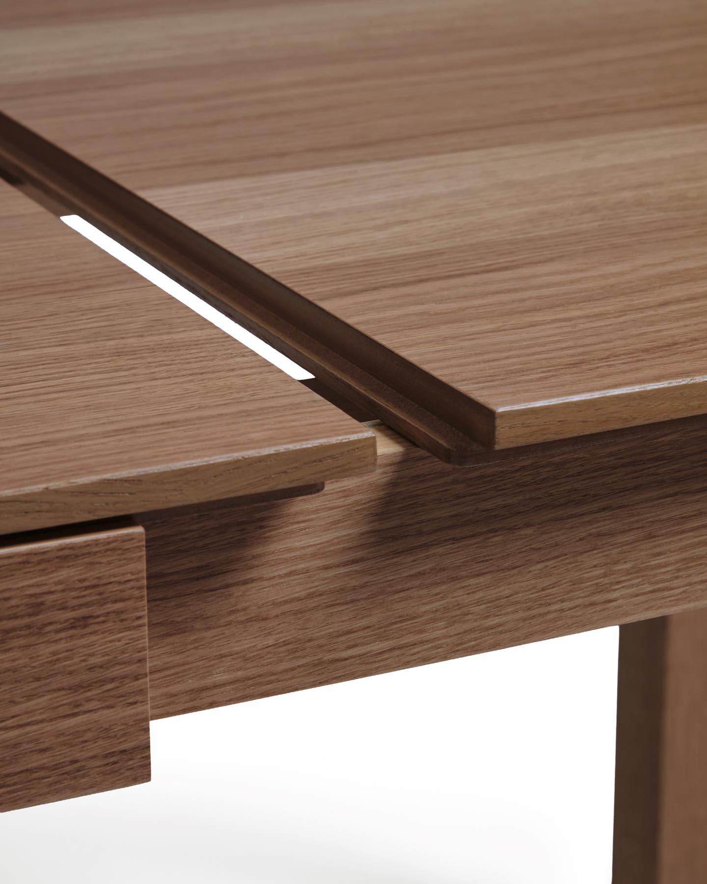 Ausziehtisch Narevi aus Eichenfurnier mit Walnuss-Finish 210 (270) x 100 cm in Dunkelbraun präsentiert im Onlineshop von KAQTU Design AG. Esstisch ist von Kave Home